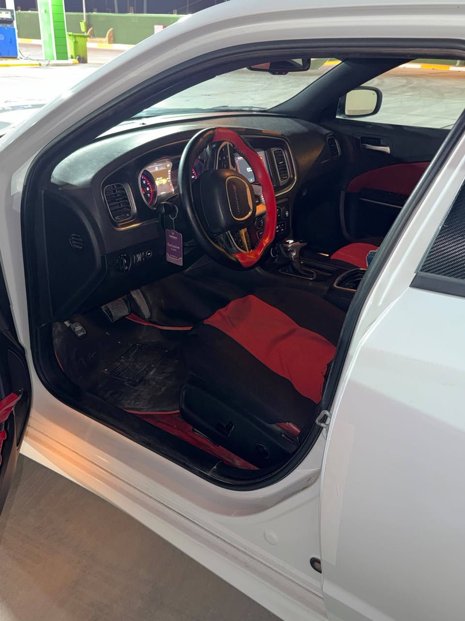 السلام عليكم
جارجر موديل 18اصل 
مكينه 6سلندر 
مواصفات GT فور ويل معروفه 
محدثه SRT دعاميه اماميه+دعاميه خلفيه +الدوس الجانبيه 
مكانها بصره رقم بصره 
حادث غرق بدون نسبه تبديل قطعه وحده غطاء محرك (بنيد ) بيها مكانات بارد
السعر  علق وبخدمتك 
 استفسار ***********
