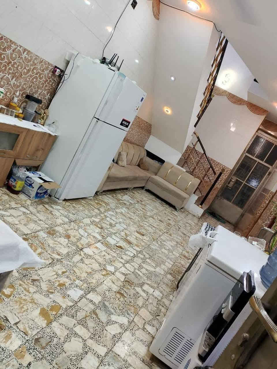 بيت للبيع الكاظمية الثانية الطي بدايه نزال عباس الكهربائي بشارع ١٢ ثالث فرع عاليسره  مساحته ١١٤م واجهة ٧ ونص مدخلين مطبخ وحولي وصالة ضيوف وغرفه نوم وصحيات ثنين خارجيه وداخليه والطابق الثاني غرفه نوم كبيره وغرفه مخزن صغير ماء أسأله كهرباء وطني وسحب الأتصال عالرقم ***********
