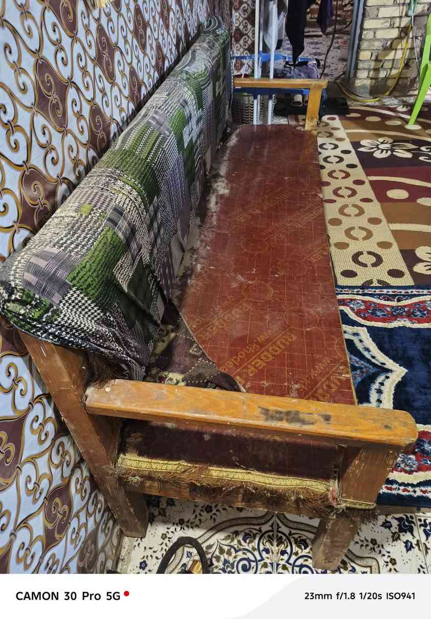 تخت جربايه مكسوره فيبره مثل ما واضح بالصوره بس خشبها قوي ومتانه مسويتها تزكام   طول متر ونص وعرض ٧٠ سم
السعر 25
كرويته خشب بيهه ضرر فقط الخشبه الي بنص 15
ملحق تفصال جديد كلش السعر 50
كيزر تعالك شغال ع فحص السعر 15
هذ رقمي ***********
