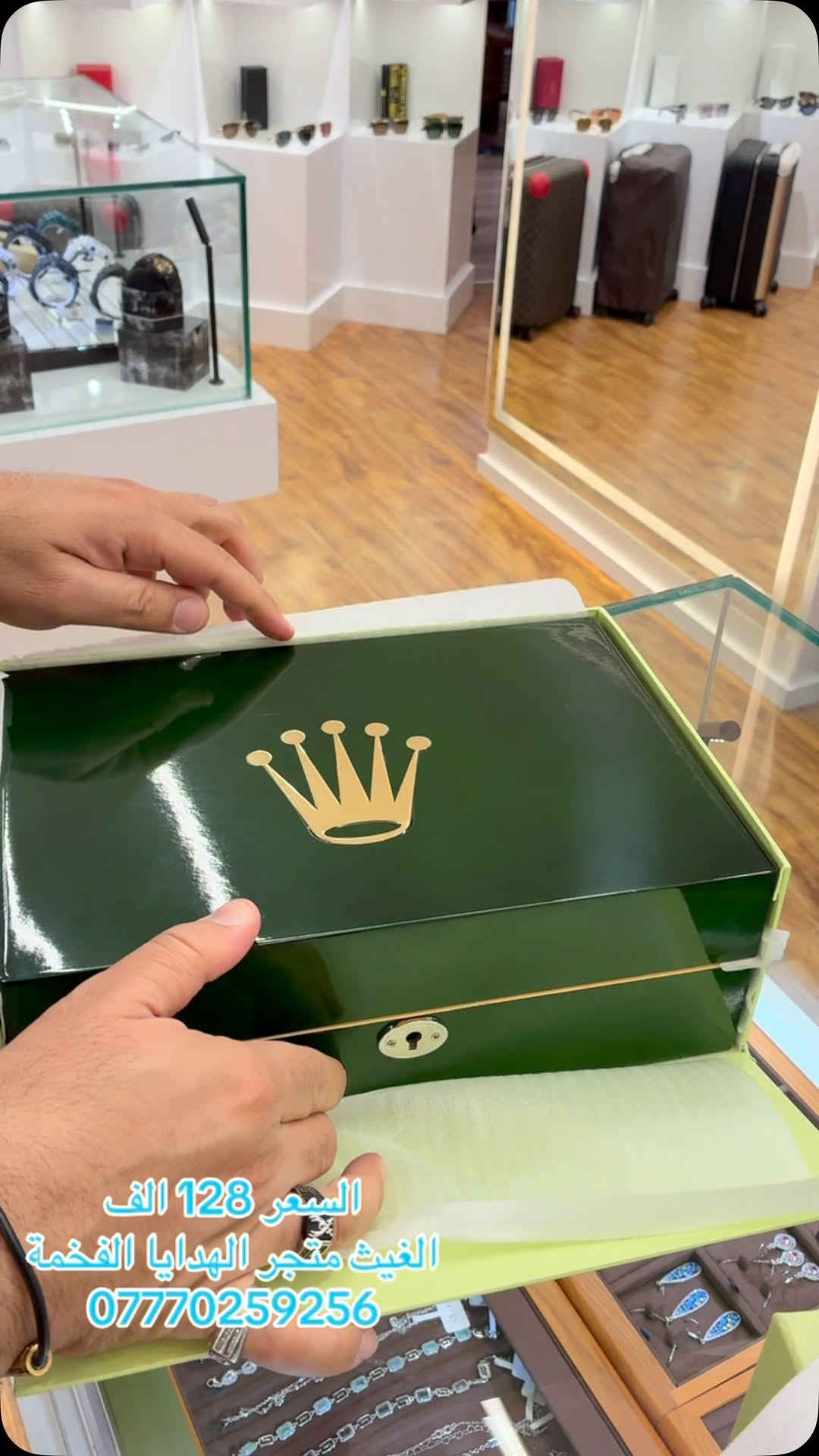 بوكس ساعات 
#الغيث_متجر_الهدايا_الفخمة #ساعات #نظارات #fyp #بغداد

نص مكتوب في الصور:
- السعر 128 الف
- الغيث متجر الهدايا الفخمة
- ***********