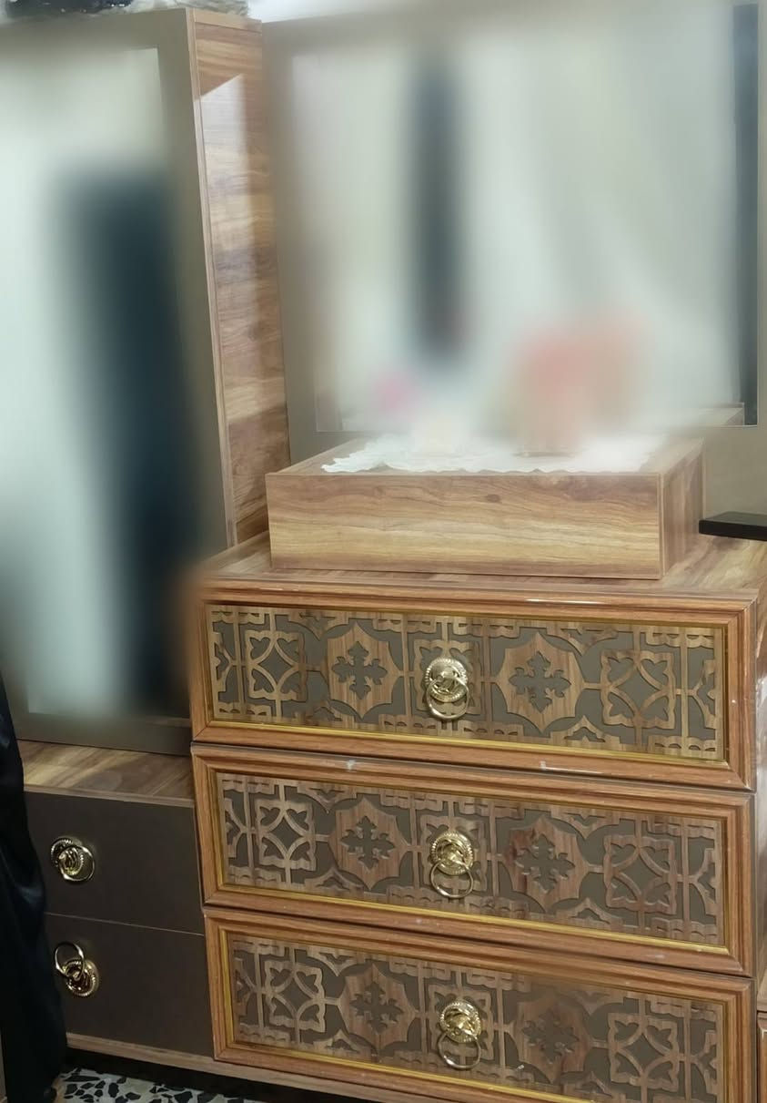 للبيع غرفة نوم تركية 7 قطع - نظيفة جداً
**مكونات الغرفة:**
1. جرباية كبيرة مع الملحقات مالها 2
2. كنتور 6 ابواب 
3. ميز تواليت + مراية
4. جرارات / ميز
5. جزامة احذية

**المواصفات:** تركي اصلي، خشب قوي
**الحالة:** مستخدمة نظيفة
**السعر:** جدن مناسب و قابل للتفاوض للشراي 
**المكان:** بغداد - مدينة الصدر 

للاستفسار والصور الاكثر دزلي خاص 
او واتساب: ***********
#غرفة_نوم_للبيع #اثاث_بغداد #مدينة_الصدر #غرفة_تركية #كنتور6ابواب
