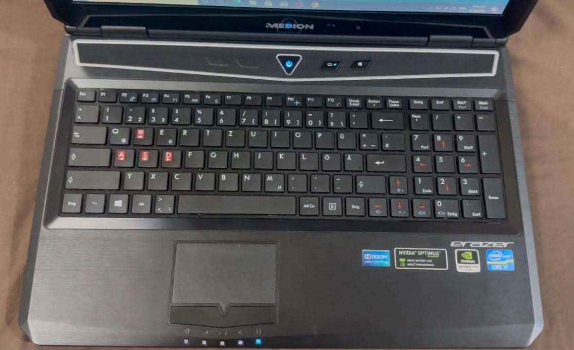 Medion Erazer (Gaming Laptop and Design)

🔹موديل X6823 Notebook PC

🔹 المعالج (CPU):
Intel Core i7-3630QM
(سرعة 2.4GHz وتصل أعلى مع Turbo)

🔹 كرت الشاشة (GPU):
NVIDIA GeForce GTX 670MX
(كرت قوي للألعاب والتصميم)

🔹 الرام (RAM):
8GB DDR3

🔹 التخزين (Hard):
256 SSD
750 HDD 

🔹 الشاشة:
15.6 بوصة Full HD

🔹 مميزات:
لابتوب مخصص للألعاب 🎮
يشغل برامج هندسية مثل AutoCAD وSolidWorks

يدعم ألعاب متوسطة إلى ثقيلة
يحتوي على منافذ USB 3.0 بواقع اربع منافذ  

تحتوي منفذ E-sata  ومنذ HDMI ومنفذ VGA
البطاريه جديدة بسعة عاليه 9000mah مصممه لتعمل فترات اكبر  بواقع 3 الى 4 ساعات حسب الاستخدام  

نظافه اللابتوب عالية جدا
#350.000
