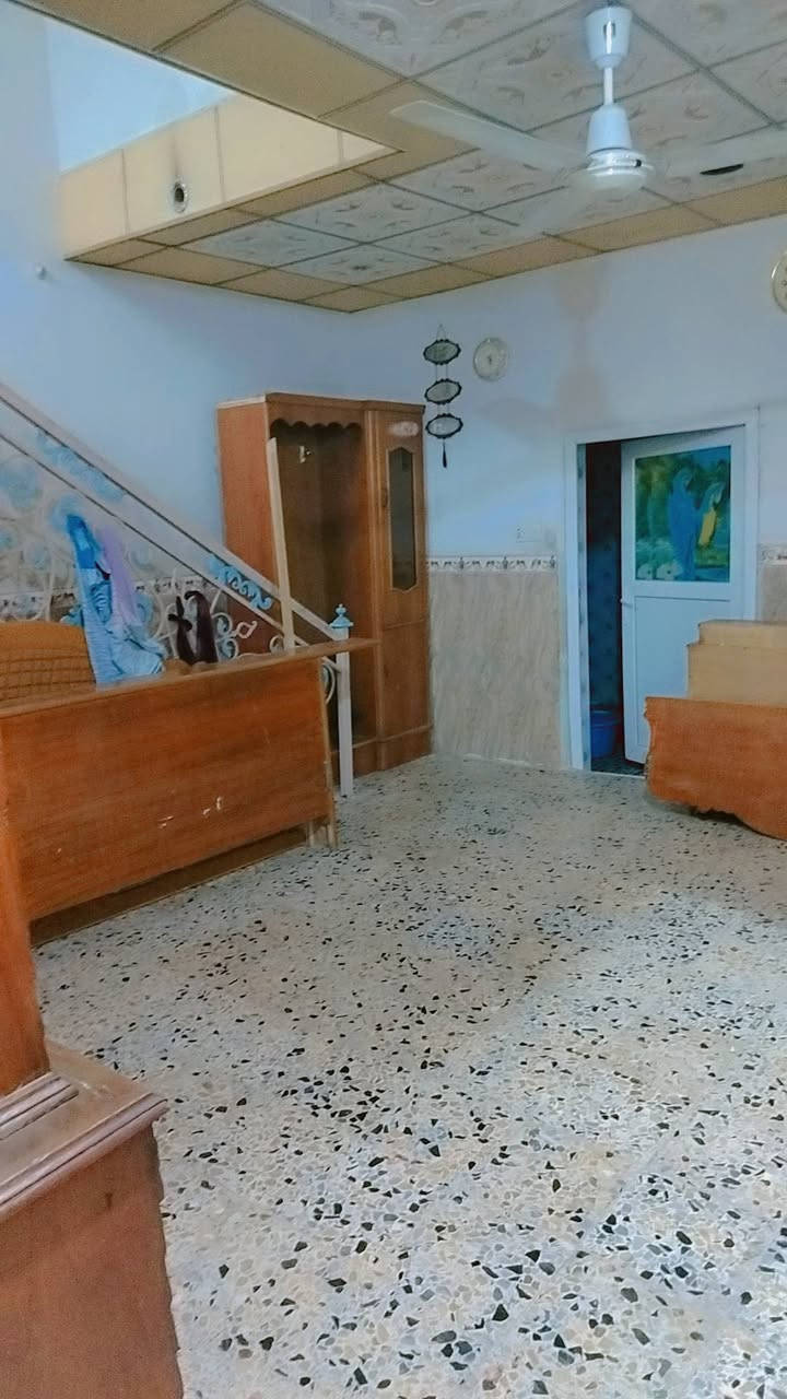 السلام عليكم بيت طابو زراعي سند 25 مساحته 125 متر مربعه  مكانة بشارع المطار القديم قرب صيدلية الألفة يحتوي على استقبال وغرفة وصالة وصحيات داخلية وخارجية ومطبخ ، طابق العلوي يحتوي على غرفتين وصالة وسطحين چبير وصغير السعر 40 بي مجال ***********
