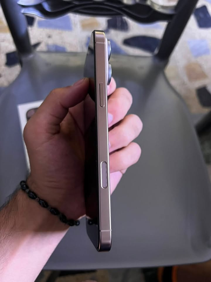 السلام عليكم أيفون 16 برو ماكس جهاز نضيف للبيع بطاريه ٩٩ صالي ٦ اشهر من مآخذه سعر ١٥٥٠  وبي مجال رقم الهاتف ***********
