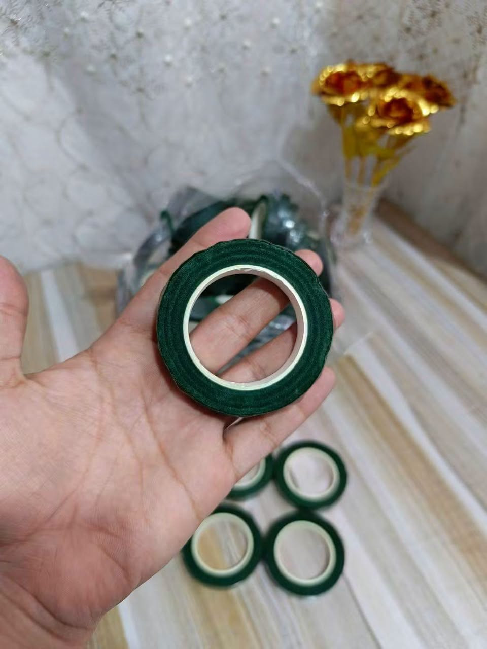 🌿 شريط أخضر لتنسيق الزهور والأعمال اليدوية
شريط مرن وسهل الاستخدام، مناسب لتنسيق باقات الورد، تغليف السيقان والأغصان، والأشغال اليدوية والديكورات.
متوفر 80 قطعه  
سعر القطعه 1000 
3قطع 2000

