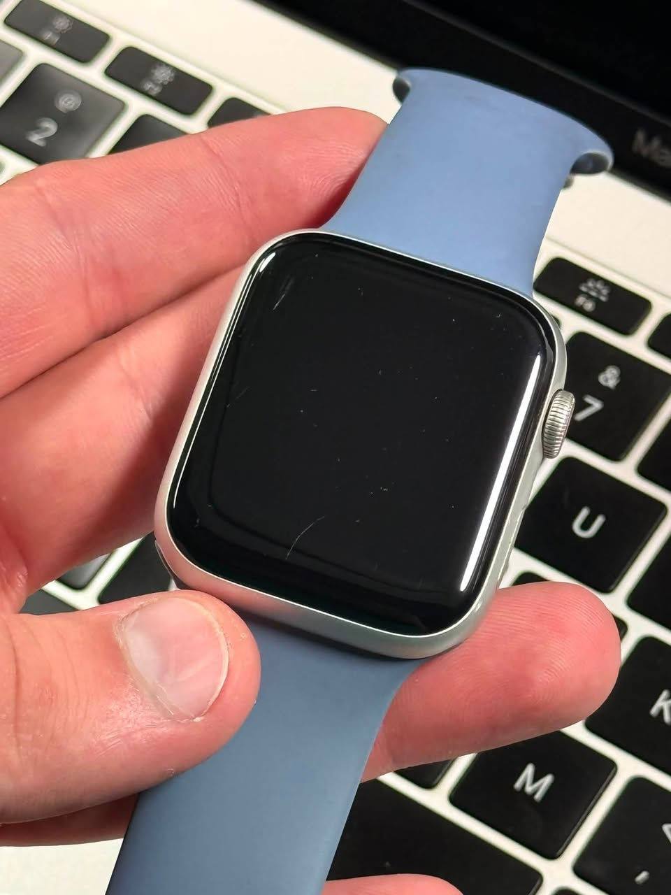Apple Watch SE 2 GPS 🔴
Silver 🩶 color 
100% battery 🔋
32 gb
ساعه نضيه بيه خذوش بل شاشه بسيطه 
كامل ملحقات سير الاصلي كارتونه شاحنه 
مكاني بغداد شرطه الرابعه شارع الظغط 
سعرها 200 الف 
***********
