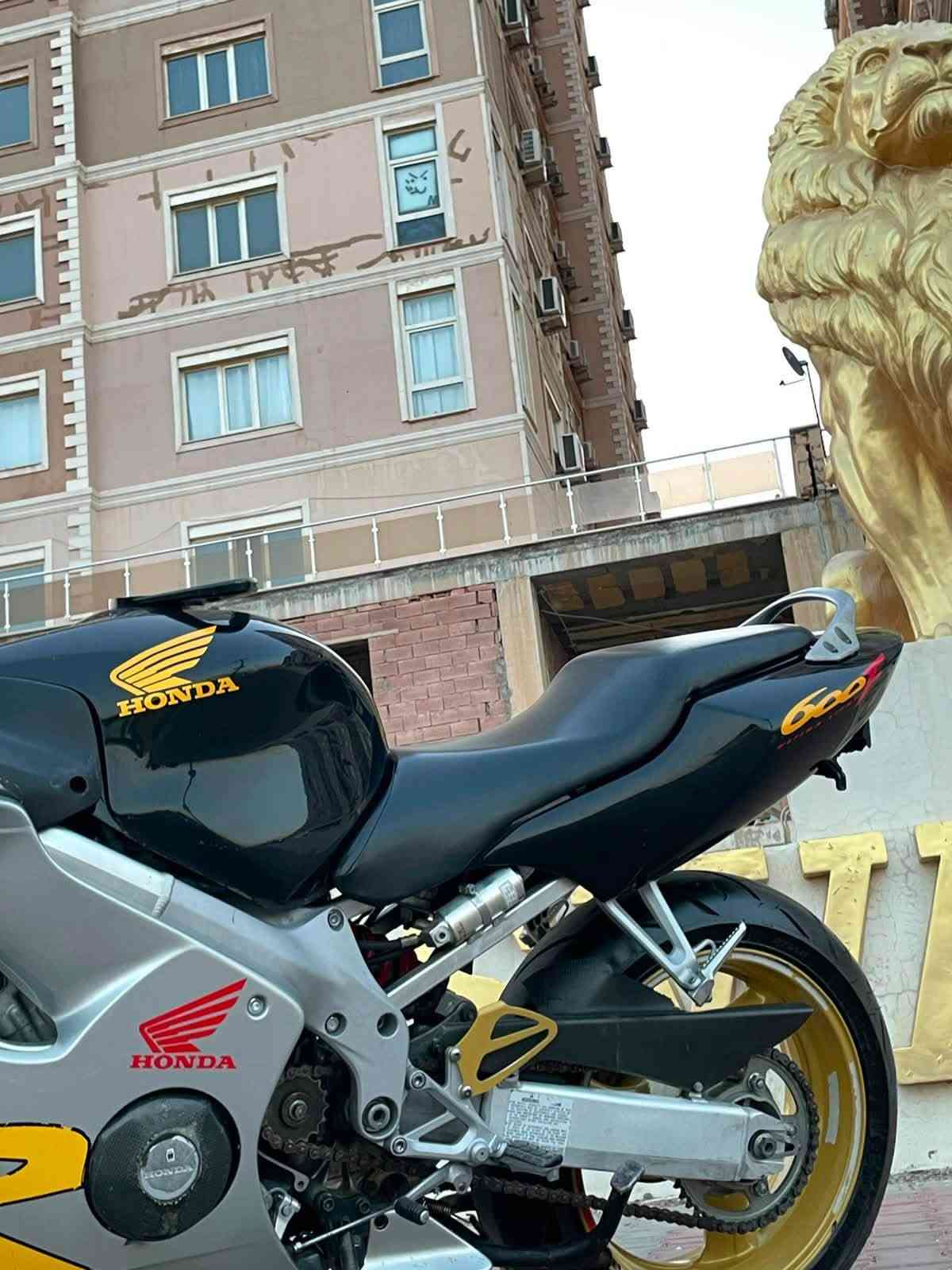 دراجه بطح نوع سي بي فور دراجه بلادي بس عليها نعديل صالنصه 2015 أوراق كامله للتواصل
***********
• إضافة وسائط
