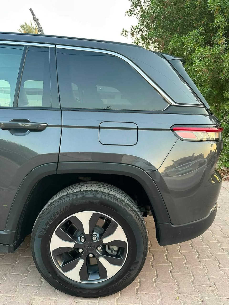 Jeep Grand Cherokee 4x4 موديل 2024. 
(كهرباء+هايبرد+بانزين) فول

* 2.0 Turbo + Plug + Hybrid
* ضرر بسيط جدا
* ماشيه 53 ميل
* دفع رباعي 4×4 ونظام ثبات المسار
* كير أوتوماتيك 8 سرعات ورادارات تفاعليه
* بطارية 17 kWh
* 1C4RJYB60RC710256 رقم الشاصي
* تمشيك كهربائي قرابة 40 كم
* فتحة بانوراما
* جلد فاخر وماسحات زجاج امامي حساسه للمطر
* وسائد وايرباكات امامي وجانبي وخلفي
* مقاعد أمامية كهربائية، وتدفئة
* شفتات ستيرن وكير ماوس وويل كروم
* شاشة وسطية كبيرة وتطعيمات دشبول خشب فاخر
* شاشه دشبول (3شاشات)
* عدادات رقمية ورادارات ونظام المنحدرات
* كاميرات ومزايا أمان متقدمة
* نظام صوت فاخر شركة ILPNE
*  كشنات ذاكره + بانوراما
* 5 راكب

السيارة موصفاتها متخلص، جديده مابيها نقص، سياره اني مستوردها على ايدي، ضررها بسيط جدا (مقدمه البنيد والجاملغ فقط) ومرفق صور الحادث
سبير بلادي منازل

وايرباكات كلها سليمه

عنواني: بغداد - الكرخ - اليرموك - الاربع شوارع
رقم الهاتف: ***********
