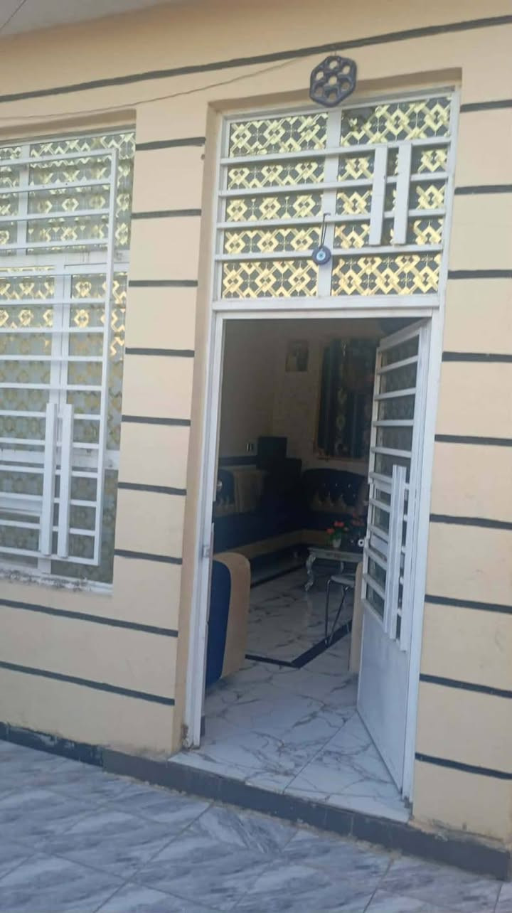 🏠 دار للبيع – طابو صرف
📍 الموقع: العسكري، قرب مدرسة المنار، مقابل المتنزه
📐 المساحة: 150 م²
🔹 الطابق الأول:
• غرفة نوم
• صالة
• استقبال
• منور
• حمام داخلي
• مطبخ
• مجمع صحيات خارجية
🔹 الطابق الثاني:
• 3 غرف
• صالة
• هيكل كامل فقط، غير مسقوف
📞 للاستفسار:
مراجعة مكتب عالم العقار في الجمعية مقابل الإطفاء
أو الاتصال على:
***********
***********
#عندك_عقار_للبيع_فقط_راسلنا_اواتصل_وات_ساب
