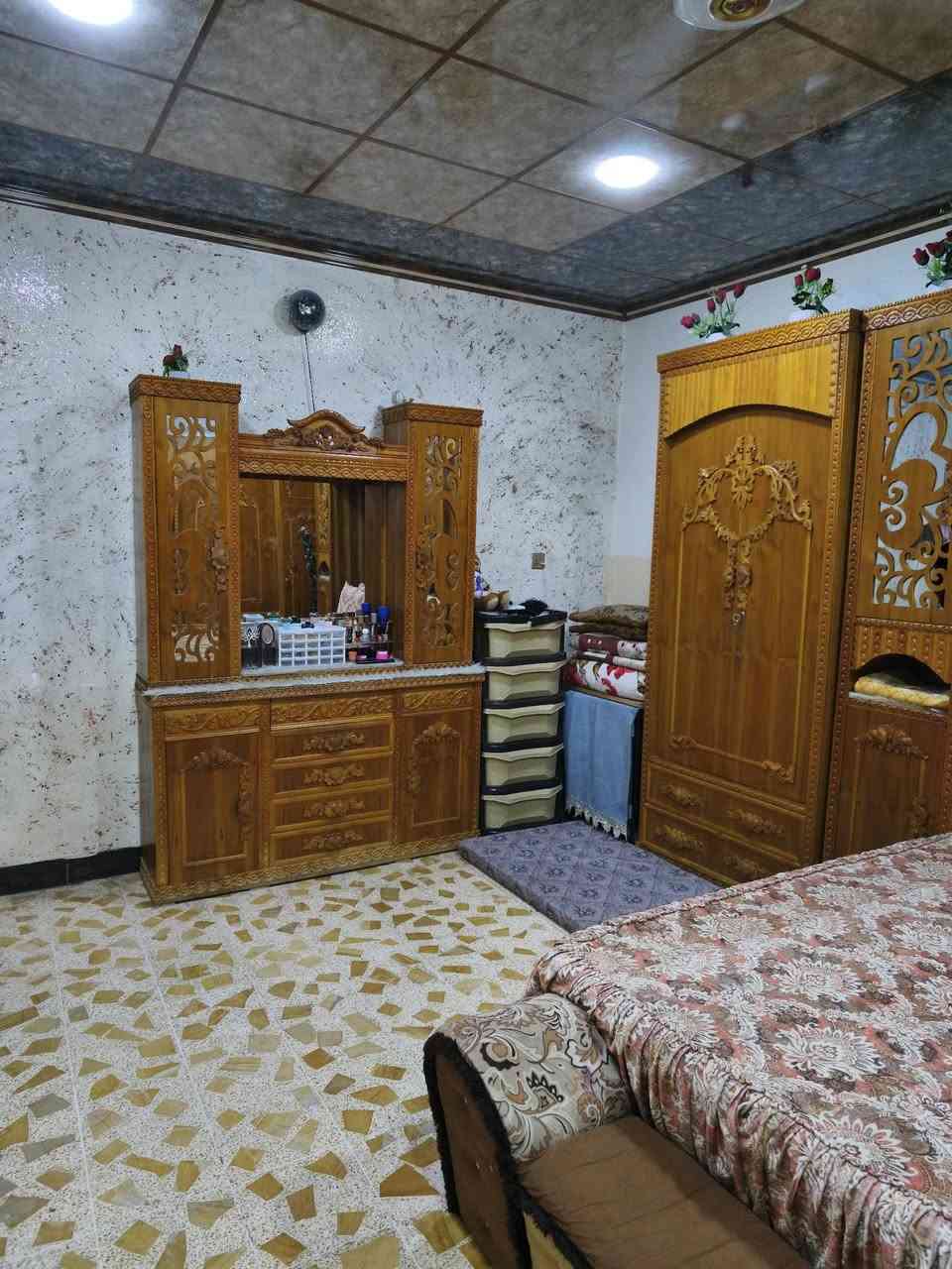 السلام عليكم غرفة اخشاب للبيع 
خشب شرط اصلي ثخين 
لل استفسار عن السعر ***********
