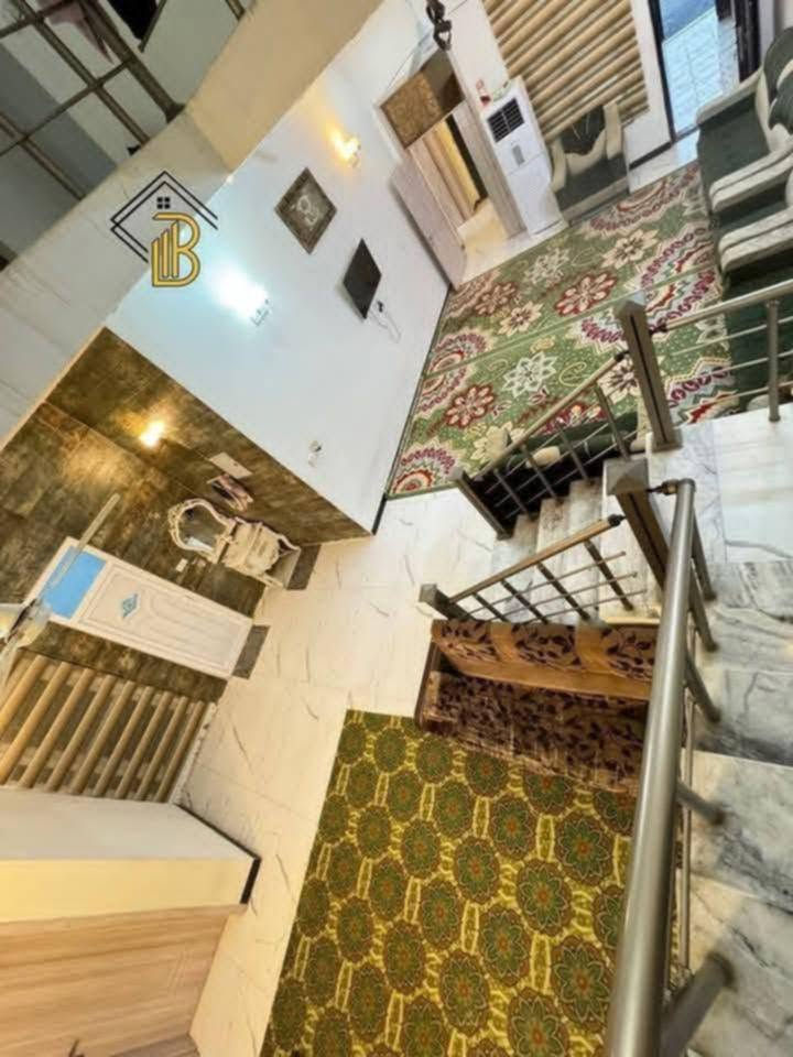 طابوصرف المساحة200م طابقين مسلح حديث مطلوب للبلدية40 وباليد260مع المجال للشراي
يرهم بيع او مراوس ببيت 100م ام الخيل او العروبة الجزائراو الجامعة
طابق الاول غرفة صالة استقبال حار بارد صحيات داخلية خارجية منور كراج سيارة 
الطابق الثاني ثلاث غرف نوم صالة صحيات سطح مخزن
الديوانية حي الجامعه قرب مدرسة الجامعة 
***********

نص مكتوب في الصور:
- B