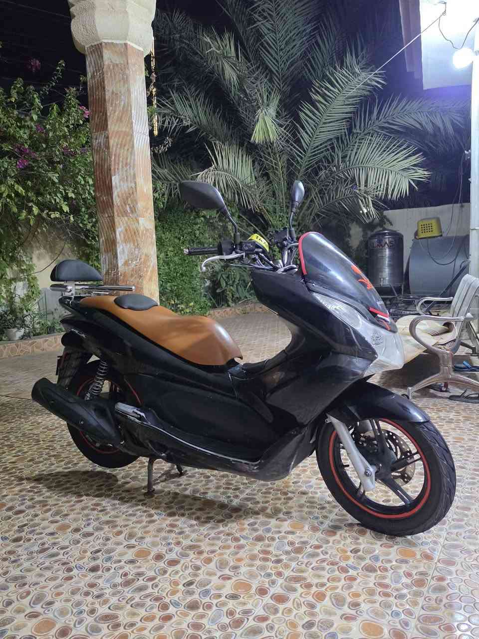 السلام عليكم للبيع او للمراوس HONDA Pcx جيل 1 لون اسود موديل 2016 فئة JF ياباني الاصلي محرك 125cc الدراجة ترايها يخبل وين ميعجبك مكينة بلادية السعر 1100 وبيها مجال للشراي العنوان ديالى بعقوبة تقاطع السادة للاستفسار الاتصال ع الرقم *********** متواجد ع خاص وعلى الواتساب ❤
