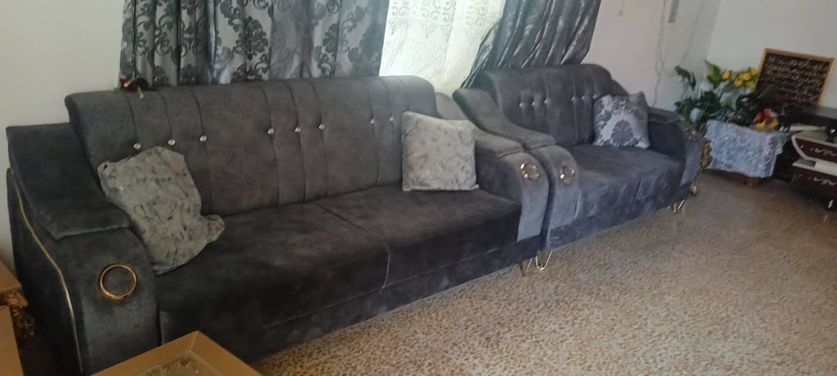 مرحبا يوجد لدينا اغراض بيت كامل للبيع طخم مبردات صوبات مجمدة سبلت كانتور بابين عدد 2تخوت 3 صاج غسالة اوتماتك مجمدة ثلاجة مكنسة كهربائية ثرامة  لحم المهتم يخابرنا على هاذ رقم مكان برطلة حي السلام رقم تليفون ***********
