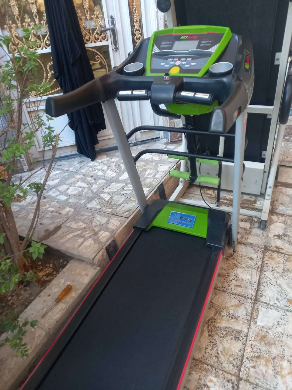 جهاز جري استخدام منزلي نضيف جدا وزن يتحمل ١٤٠كيلو بي حزام تكسير شحوم تدليك جسم كامل موصفات مبي ثري سماعات بلوتوث نبظات القلب سعة الحرار تمرين مال معده مال شناو العنوان بغداد السعر ٢٢٥.  ***********.
