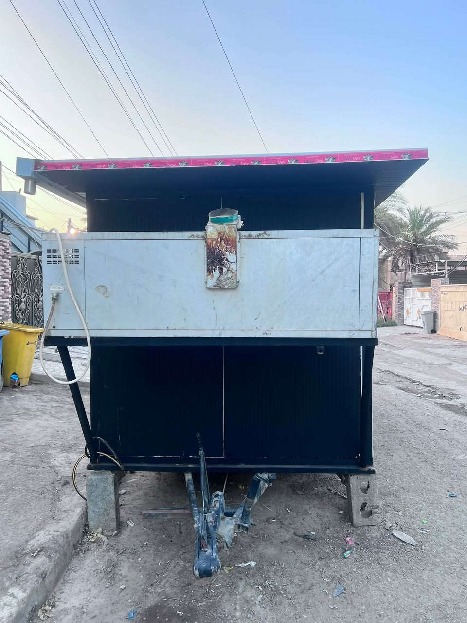 جاهز كامل مكمل جديد ما مستخدم كملته ومالكيت مكان افتح بي مكاني العامريه التواصل على الرقم ***********
المحتويات
فرن بيتزا عذاري كبير
عجانه كبيره
كرل بركر 
قلايه مزدوجه فنكر
عارضه براد
مبرده داخليه 
ميوزه 3 
اعلان ضوئي باسم بيتزا 99
نشره ضوئيه اماميه كامله
الكرفان كله جديد

