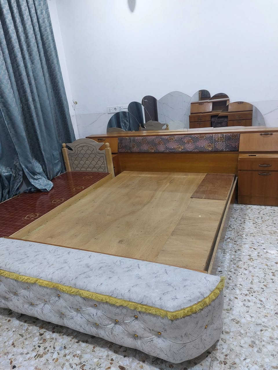 السلام عليكم عندي غرفة صاج مستعملة للبيع  للاتصال ***********
