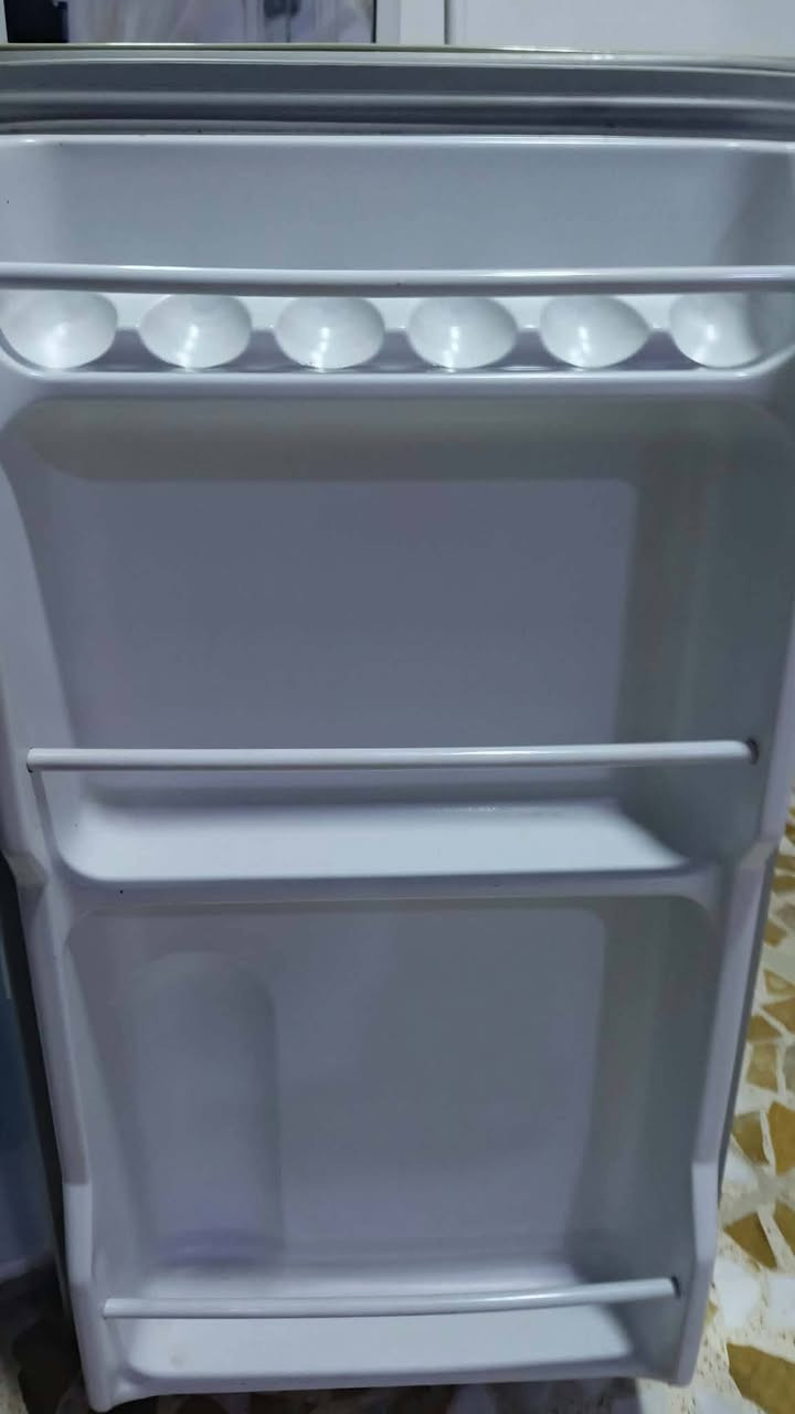 ثلاجه لبيع مستعملة شي قليل ما بيها اي ضررر نضيفه حيل سعره 75 وبيها مجال اتصال ***********
