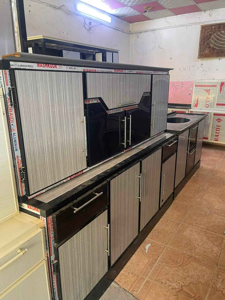 كاونتر مستعمل للبيع حطاطه مترين وسنك متره ونص مرمر شغل درجه اولى ***********

