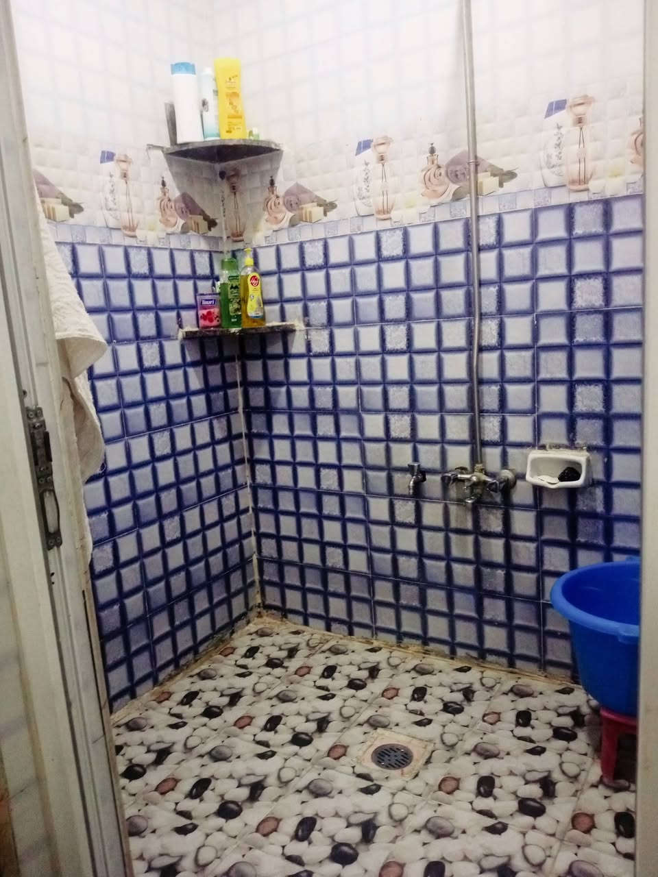 دار للبيع في مزارع زيونه جمعية الكندي قرب جامع الاندلس المساحه 100 الواقع 120 السعر 60  التواصل مع ***********
