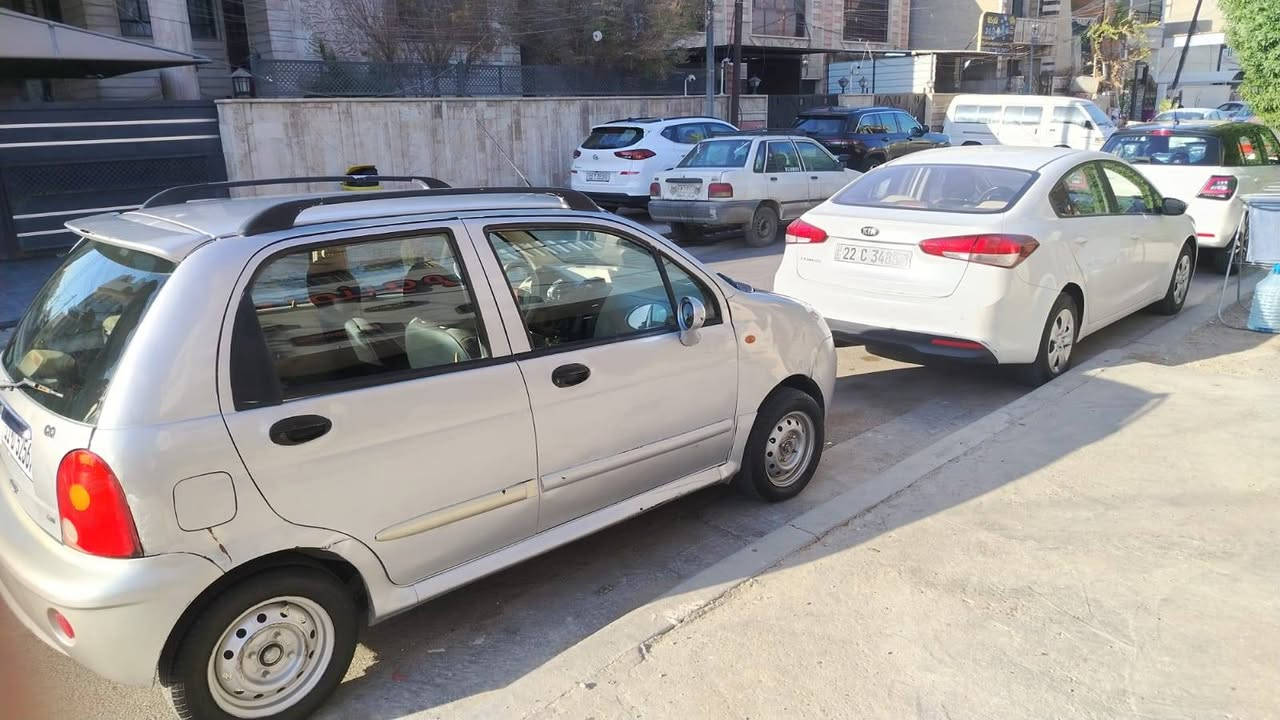السلام عليكم للبيع سيارة كيو كيو نظيفة وحلوة وخوش سيارة رقمها بغداد انكليزي بأسمي شرط التحويل لان اريد اسافر تاخذها ثاني يوم اروح وياك احولك سعرها ٢٧ ورقه وبيها مجال بسيط موديل ٢٠١٢ كير اوتو 
سيارة جاهزة وين ميعجبك اطلع بيها مكانها بغداد حي العدل 
هاتف:***********
