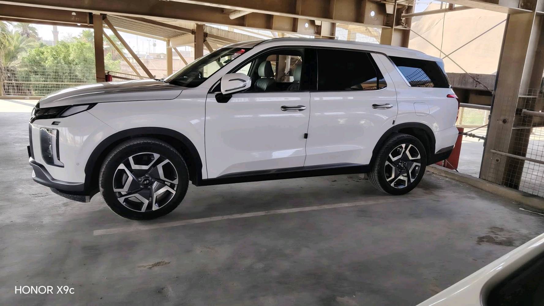 للبيع سيارة هونداي باليسايد 2024 
🚘 Hyundai Palisade 2024
✨ فول مواصفات عدا الفتحة
🛡️ مكفولة
🔢 رقم بغداد
المواصفات: 🔹 تحكم بصمة مع خاصية التقدم والرجوع
🔹 تشغيل عن بُعد
🔹 العداد 20,000 كم فقط
🔹 ترحيب ذكي عند الاقتراب
🔹 سماعات Harman Kardon
🔹 رادارات محيطية من جميع الجهات
🔹 حساسات أمامية وخلفية – 12 حساس
🔹 5 كاميرات مع نظام رؤية 360°
🔹 كراسي Memory
🔹 كراسي جلد أبيض فاخر
🔹 جميع الكراسي كهربائية مع تدفئة وتبريد
🔹 كراسي VIP
🔹 تبريد مركزي أمامي وخلفي بتحكم منفصل
🔹 شفتات تحكم خلف المقود
🔹 مرايا جانبية: هيتر + تعتيم + إضاءة LED عند الاقتراب + رادار جانبي
🔹 صندوق كهربائي شفط، يفتح عند الاقتراب، مع 4 وضعيات للفتح
🔹 محرك 3.8L V6
📞 للاستفسار: ***********

