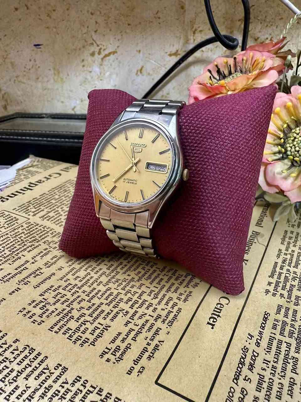 السلام عليكم
تحية طيبة للجميع …

للبيع ساعة SEIKO 5 ياباني الصنع انتاج االسبعينات انتاج قديم الساعة اخت الجديدة  
الاستفسار والتواصل 
واتساب ***********
