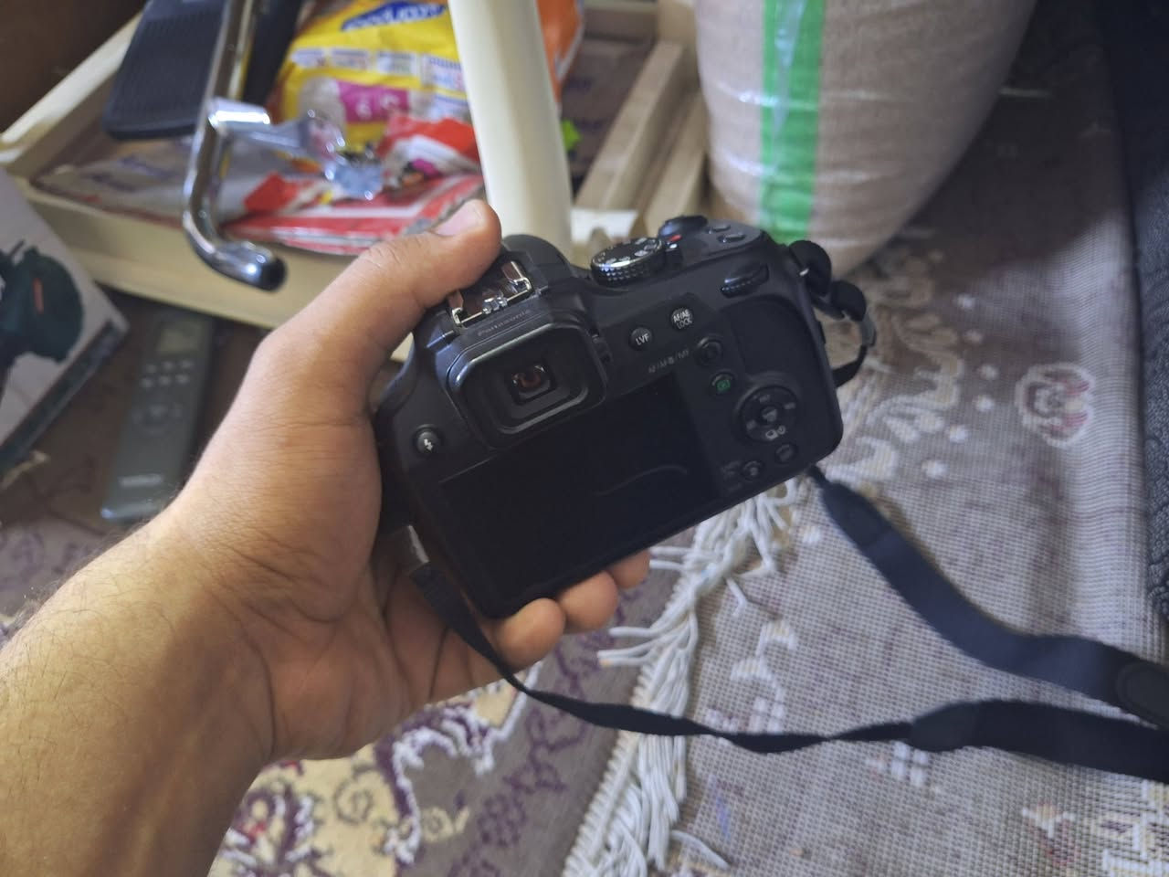 كاميرا Panasonic Lumix DC-FZ80 الاحترافية (سوبر زووم 60x وتصوير 4K)
كاميرا ممتازة وعملية جداً تجمع بين سهولة الاستخدام وإمكانيات التقريب الخارقة، مناسبة لتصوير الطبيعة، الطيور، القمر، وتوثيق السفر وصناعة المحتوى.
​أبرز المواصفات:
​زووم بصري عملاق 60x: بعد بؤري يمتد من 20mm (زاوية عريضة جداً للمناظر الطبيعية) حتى 1200mm لالتقاط الأهداف البعيدة بدقة عالية.
​جودة الفيديو: تصوير فيديو بدقة 4K سينمائية مع خاصية 4K Photo لالتقاط لقطات سريعة بدقة فائقة.
​المستشعر: دقة 18.1 ميجابكسل مع معالج سريع وأداء ممتاز في وضح النهار.
​الشاشة والتحكم: شاشة لمس مقاس 3 إنش مع محدد بصري إلكتروني (Viewfinder) لتسهيل التصوير تحت أشعة الشمس المباشرة.
​مانع الاهتزاز: نظام تثبيت بصري متطور (Power O.I.S) لتقليل اهتزاز اليد عند استخدام أقصى درجات الزووم.
​الاتصال: تدعم Wi-Fi لنقل الصور والفيديوهات مباشرة للهاتف أو التحكم بالكاميرا عن بُعد.
​حالة الجهاز والملحقات:
​النظافة: الكاميرا بحالة ممتازة وشغالة 100% بدون أي مشاكل أو أعطال فنية.
​الملحقات المتوفرة: (البطارية الأصلية، كابل الشحن، حزام الرقبة، غطاء العدسة).
​السعر: 380 الف (قابل للتفاوض البسيط للجادين).
​المكان: [النجف / شارع المدينة].
​للتواصل: [***********].
