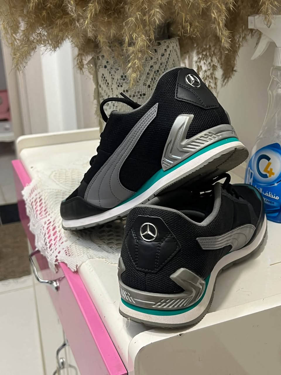 هذا الحذاء هو Puma Mercedes-AMG
بوما مارسيدس قياس 42 نضافته ١٠٠ ٪ ما مستخدم وقطعه نادره جداً تتحصل سعر 250 الف قفل 
***********
