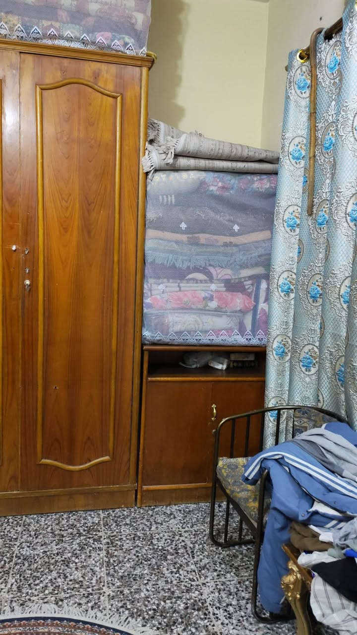 سلام عليكم غرفه 6 ابواب مستخدمه للبيع سعره 350 بدون زاويه للتصال ***********
