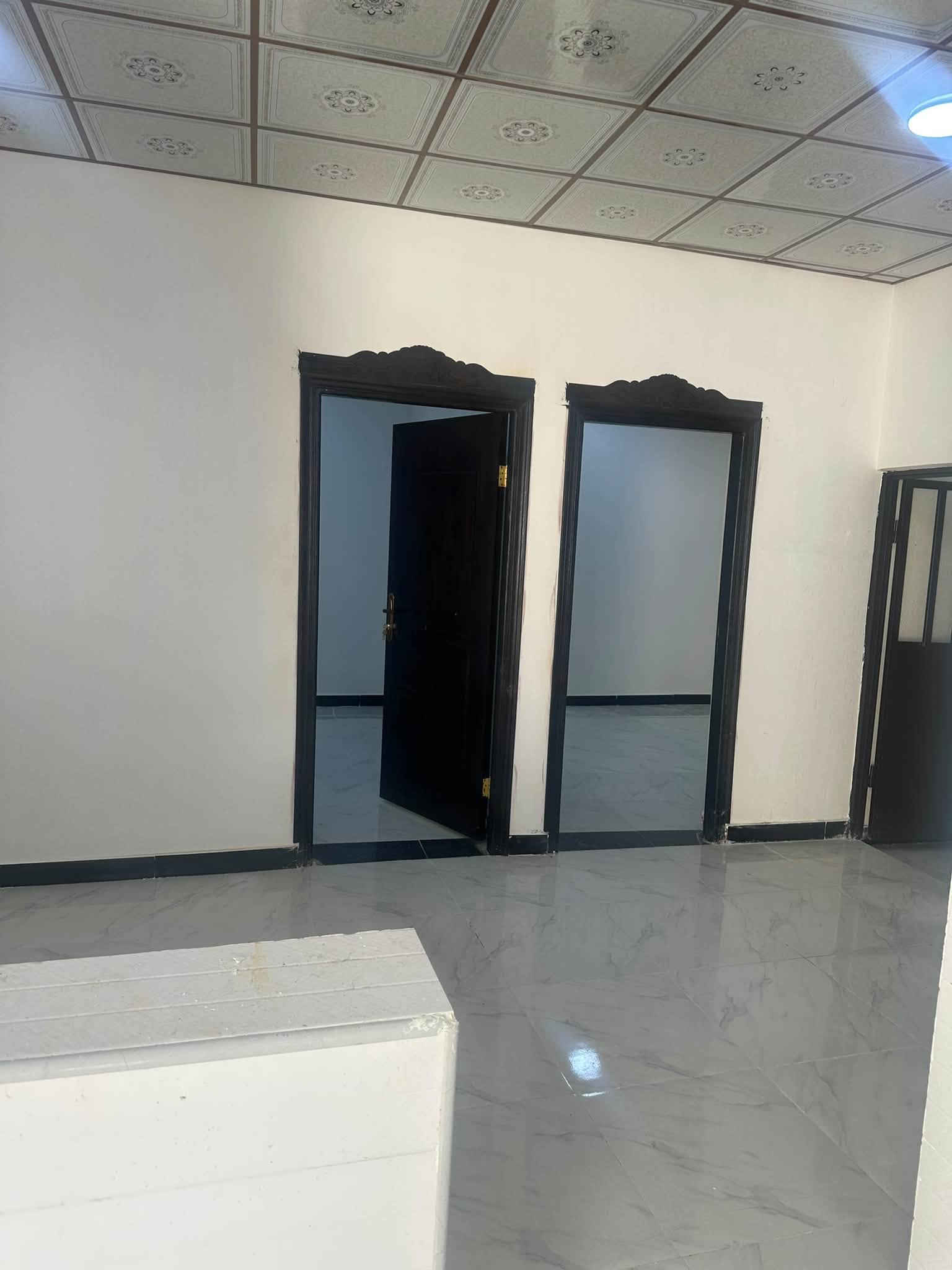 37 بس وبي مجال شط العرب الجزيره
دار للبيع سقف سندويج 
مساحه 100م في شط العرب الجزيره شارع باب الهوة 

يحتوي على غرفتين وصاله واستقبال
بناء درجه اولى بيبان تفصال والاخشاب البيت متعوب عليه 

يبعد عن الاربع شوارع كيلو ويبعد عن السوگ 400متر 
نوع القار طابو صرف زراعي سند 25

للتواصل على *********** واتساب فقط
