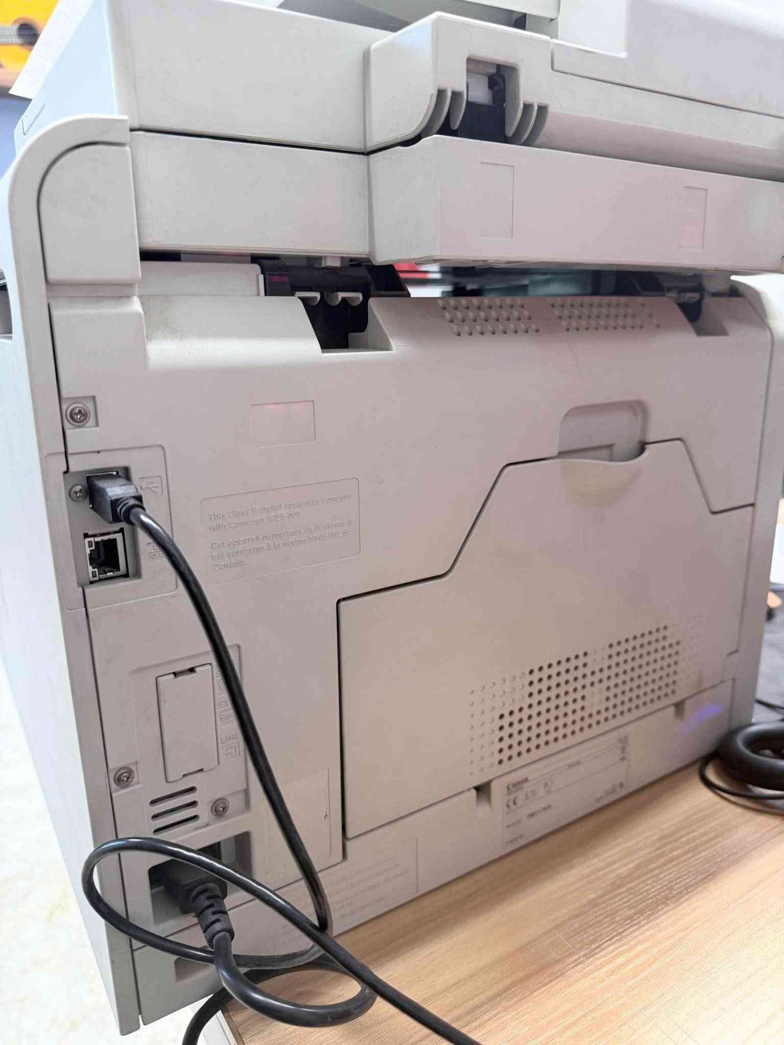 طابعة ليزر ملونة كانون (Canon i-SENSYS MF8230Cn) مستعملة للبيع
للبيع طابعة ليزر ملونة متكاملة (4 في 1) من شركة Canon، مناسبة جداً للمكاتب، الشركات، أو الاستخدام المكتبي المنزلي.
أبرز المواصفات والخصائص:
 الظائف: طباعة، استنساخ (Copy)، مسح ضوئي (Scan)، وسحب شبكي فيدر 
 تقنية الطباعة: ليزر ملون وعادي
 الاتصال: تحتوي على منفذ شبكة (LAN Cable) للربط المباشر مع أجهزة الكمبيوتر بالشبكة الداخلية، بالإضافة لـ USB.
 التغذية التلقائية (ADF): تحتوي على ماسح أعلى الطابعة لسحب الأوراق والاستنساخ السريع.
 
ملاحظة: الأحبار ملونة وموجودة داخل الطابعة، وتحتاج فقط تبديل أو إعادة تعبئة للحبر الأسود قريباً لتنطيك أفضل أداء.
وسويتله تيست بصوره وبيه التاريخ واليوم وبس يحتاجله تبديل خراطيم وبس حته تطلع الجوده ادق وافضل
للاستفسار ***********
مكاني بغداد بغداد, العراق
