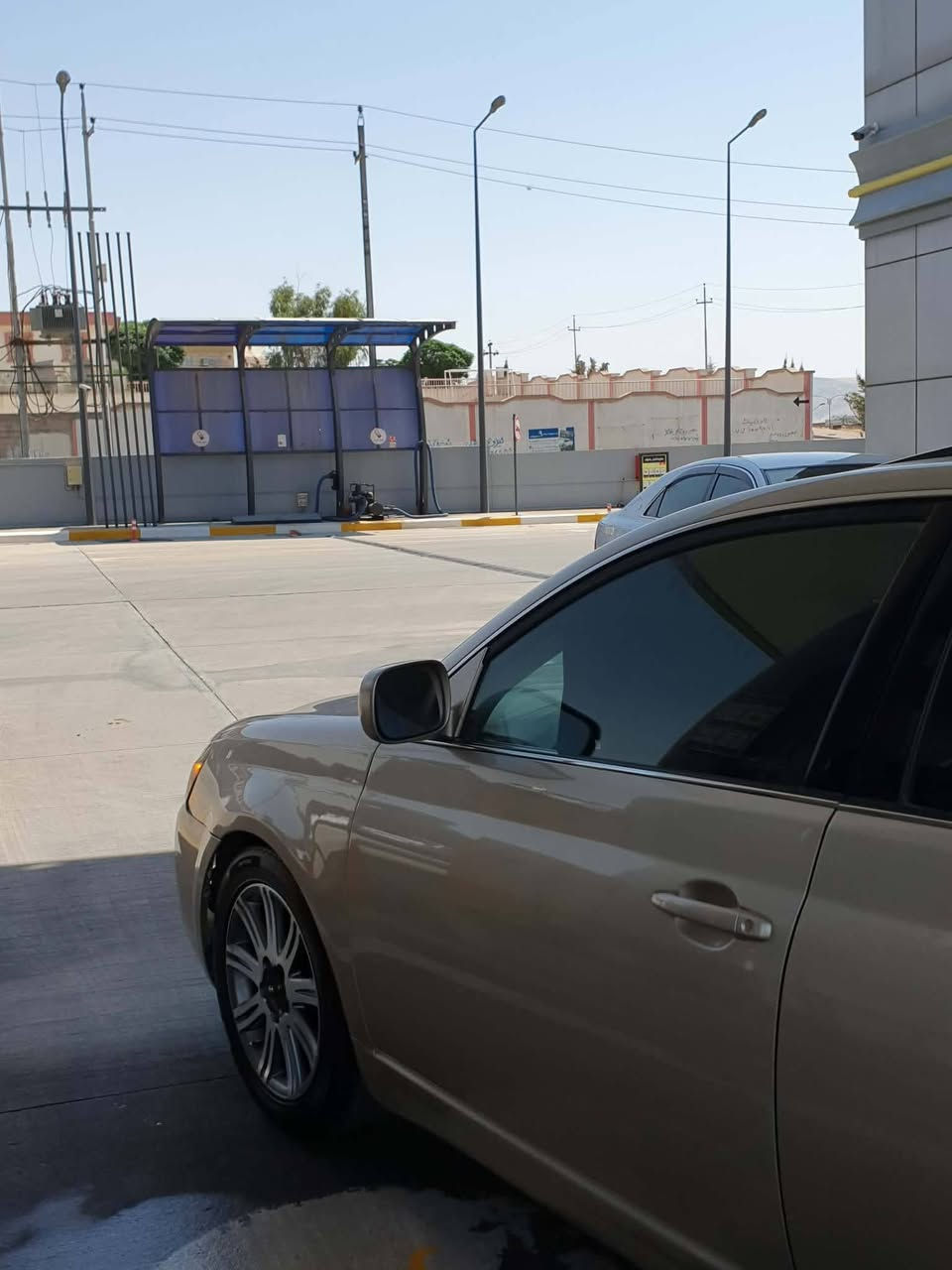 تویتا ئەڤەلون ٢٠٠٧
ساق
حیزام نیە من بە حیزام دەی فروشم
دواو پیشی کەبسە بی دەبم و لیدراو
گیرو مەکینە هەموو گیانی بەشەرت
سەیارەکە فول مواسەفاتە بەس بەسمە و پەردە نیە 
شاشە ئایپادم بو بەستوە کامل مەسروفم تیا کردوە بوو دیناریک مەسروف مەگەری 
پارەی موسیکە 
کودی بو کراوە بە ناوی خومانەوەیە 
بارکودیشی بەسراوە 
٤ تایەوو ویلی لوکم بوو بەستوە 
شوین سلیمانی 
نرخی ٦٥$ 
مەجالیکی کەم 
زم.***********
