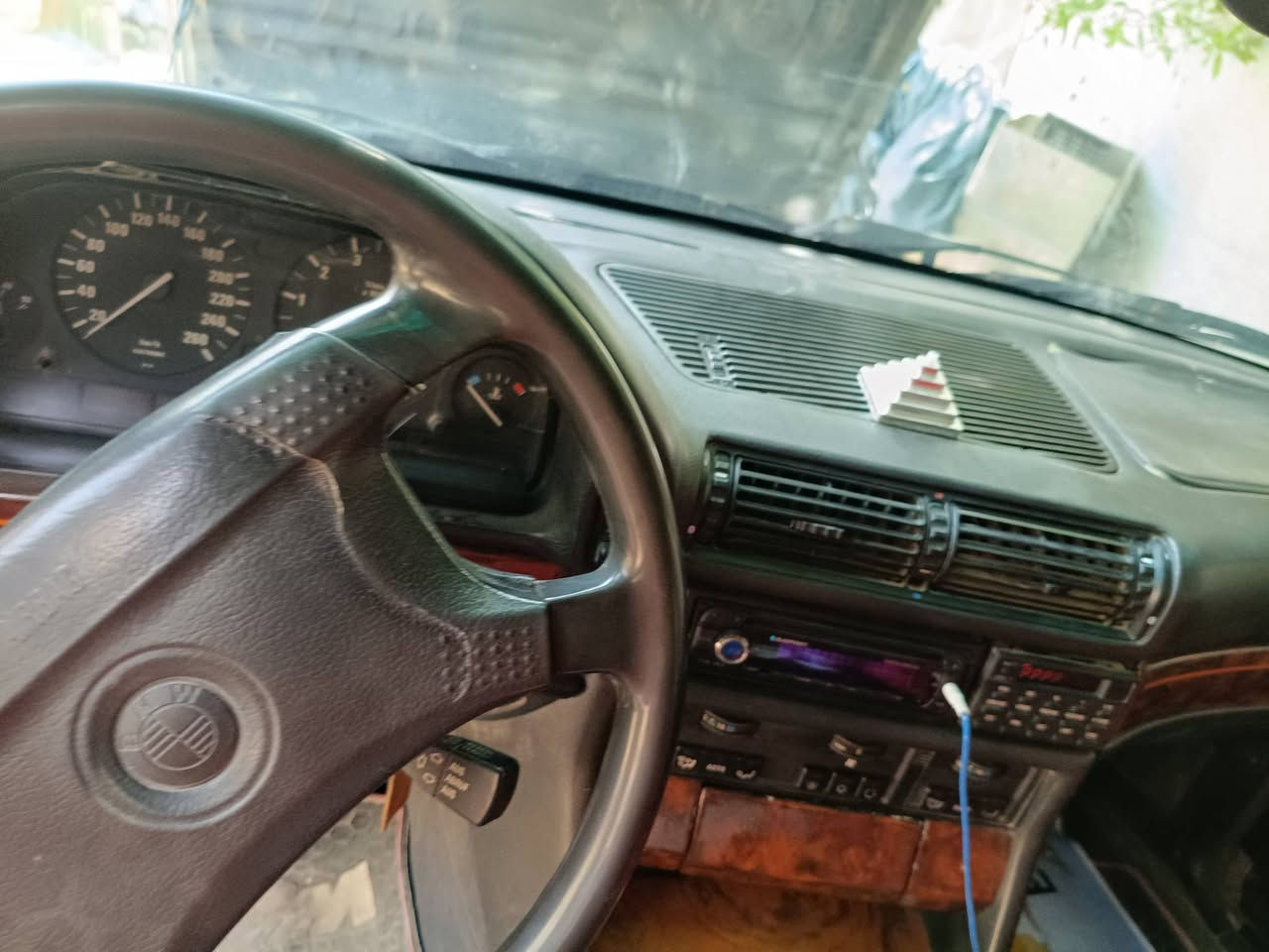 السلام عليكم للبيع حجم 730 موديل 93 رقم انبار انكليزي بسمي كير مكينه حداديه  ضفيره جديده.باتريجديد  تبريد كمبريسر جديد  تخم تاير بعده مامشدود والي بيها نص عمر صبغ عام جماليه مكفوله من عيب شرعي مكاني بابل الحله *********** سعر 55 وبي مجال مهنه الي يأخذها
