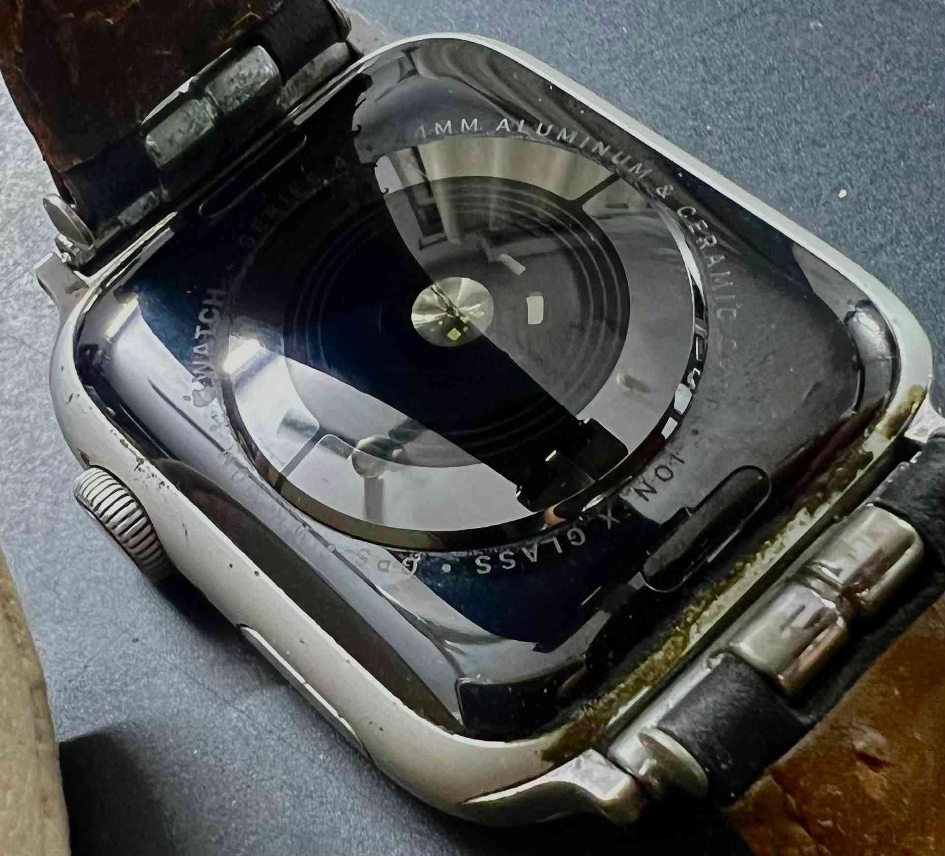 Apple Watch Series 4
44mm حجم
بطاريه مثل مموضح بلصوره %83
ذاكره 16
سعرها 125 وبيها مجال
***********

