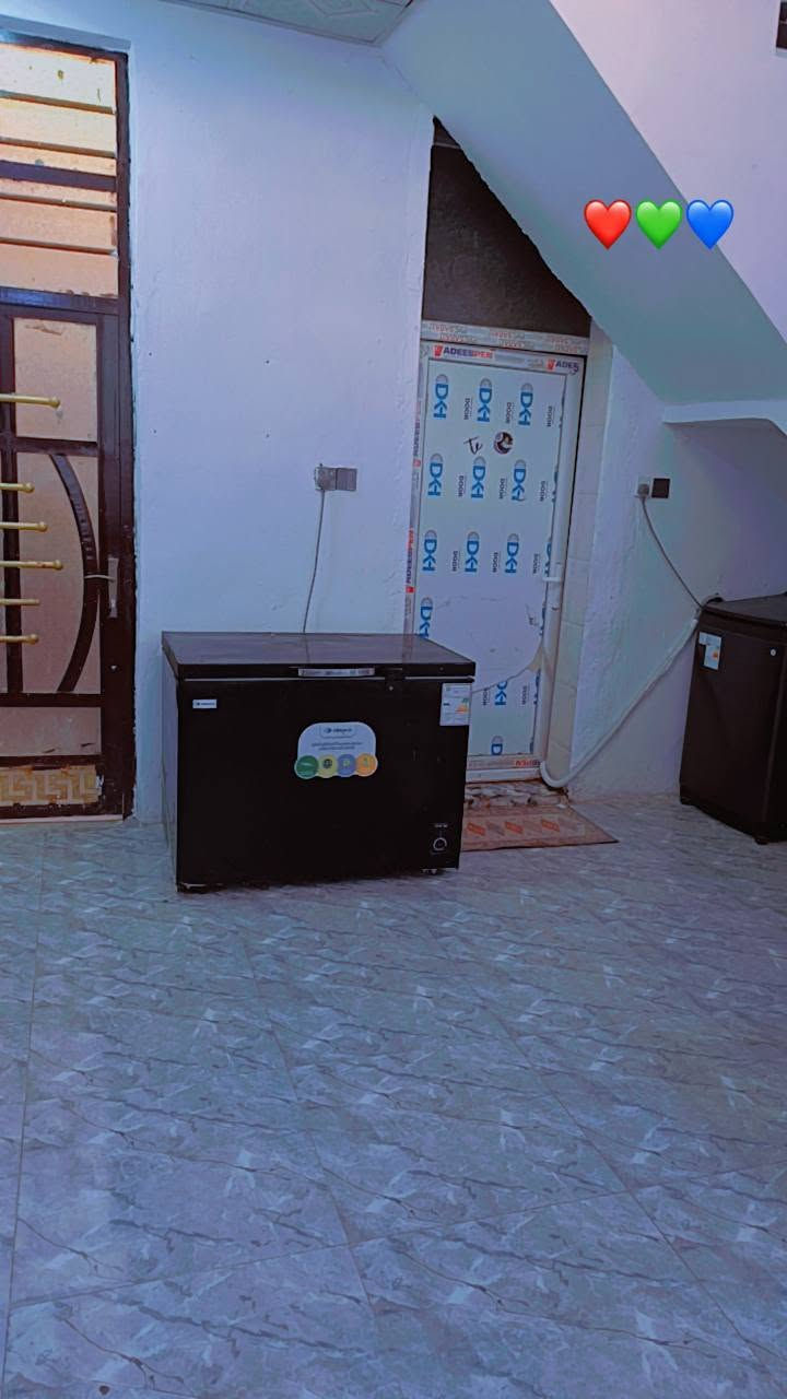 سلام عليكم ورحمه الله بيت للبيع ركن 100م
10*10 متكون من طارمة أو صالة أو مطبخ أو كندور أو غرفة وحدي أو مجمع صيحات أو منور + بيتونة بيت كامل مابي اي نقص السند زراعي 25 تحويل ثاني يوم  كل الخدمات متوفرة مي كهرباء مولدة ذهبي .
العنوان :قرب العلوية شريفة بنت الحسن 
قرية البو عظم ربع سعلو 
السعر:60 او قابل التفاوض 
متواجد على الصفحة أو رقم واتساب/***********
