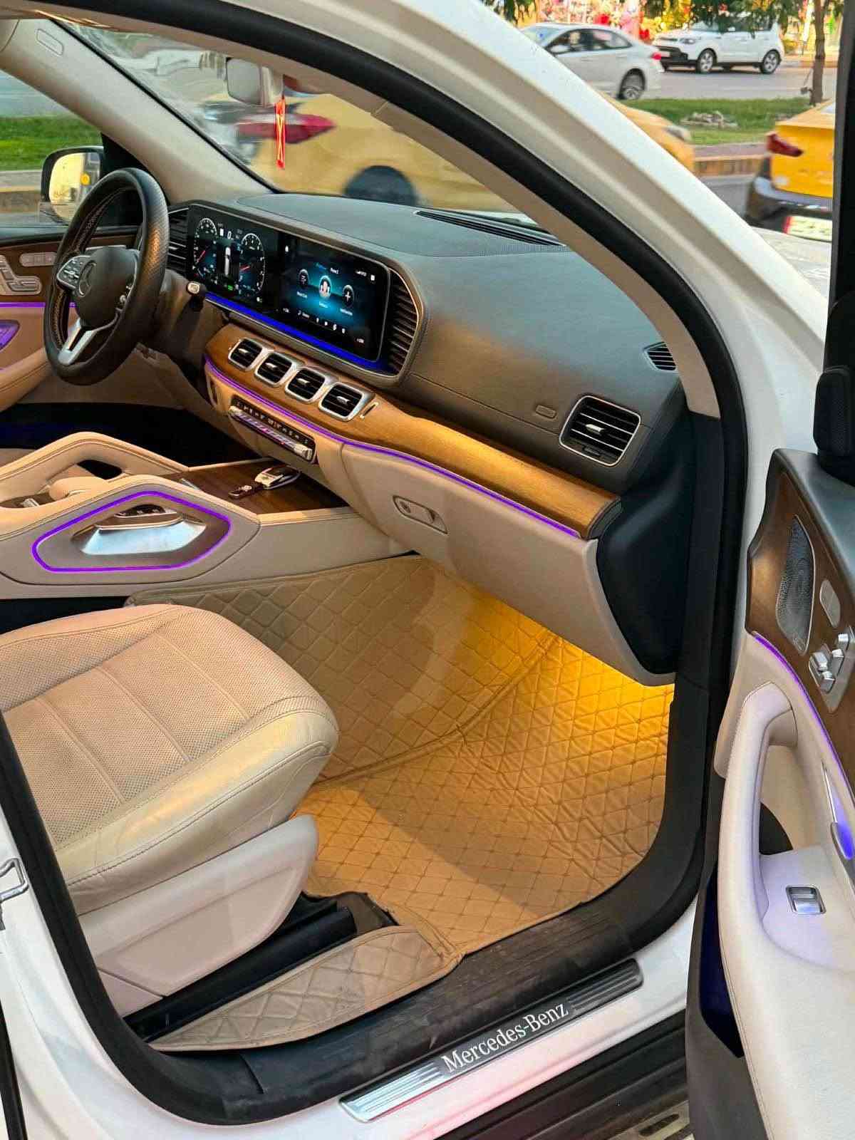 السلام عليكم.. للبيع سيارة مرسيدس GLS 580 (المحرك الجبار 8 سلندر)، السيارة قمة بالنظافة، وجاهزة للاستخدام وباسمي تحويل ثاني يوم بمرور بغداد.
 الموديل: 2020
 المحرك: 8 سلندر توين توربو (V8 BiTurbo) سعة 4.0 لتر - قوة وعزم جبار مع تقنية EQ Boost الهجينة.
 الممشى: 62 ألف ميل فقط.
 نظام الدفع: دفع رباعي مستمر (4MATIC).
 الرقم واللوحات: رقم بغداد والسيارة باسمي.
✨ أبرز المواصفات:
 سقف فتحة (سلايد روف).
 3 قطع كراسي (7 مقاعد) جلد طبيعي فاخر تحكم كهربائي كامل.
 كراسي أمامية (تدفئة، تبريد، ومساج بوضعيات متعددة).
 نظام تكييف متطور وعزل حراري تام لكل راكب.
 شاشات Mercedes MBUX الكبيرة تعمل باللمس ونظام صوتي فاخر (Burmester).
 كاميرات 360 درجة (رؤية محيطية كاملة للمساعدة على الركن).
 رادارات متكاملة (تحديد مسار، مانع تصادم، مثبت سرعة تفاعلي).
 نظام تعليق هيدروليك (AIRMATIC) لراحة تامة على الطرقات والمطبات.
 أبواب شفط (Soft-close).
 إضاءة داخلية محيطية Ambient Lighting بـ 64 لوناً.
⚠️ حالة البدي والضرر ():
 السيارة بيها 3 قطع صبغ (جاملغ مبدل ومصبوغ + باب مصبوغ + بنيد مصبوغ).
 ملاحظة  السيارة بدون إيرباغ (ما طاك)، وبدون شاصي ولغد، الدواخل والأساسات كلها سليمة وجاهزة وكالة.
📍 مكان السيارة: بغداد..
📞 للتواصل والاستفسار 
رقم الهاتف: ***********
متواجد واتساب. بغداد, العراق
