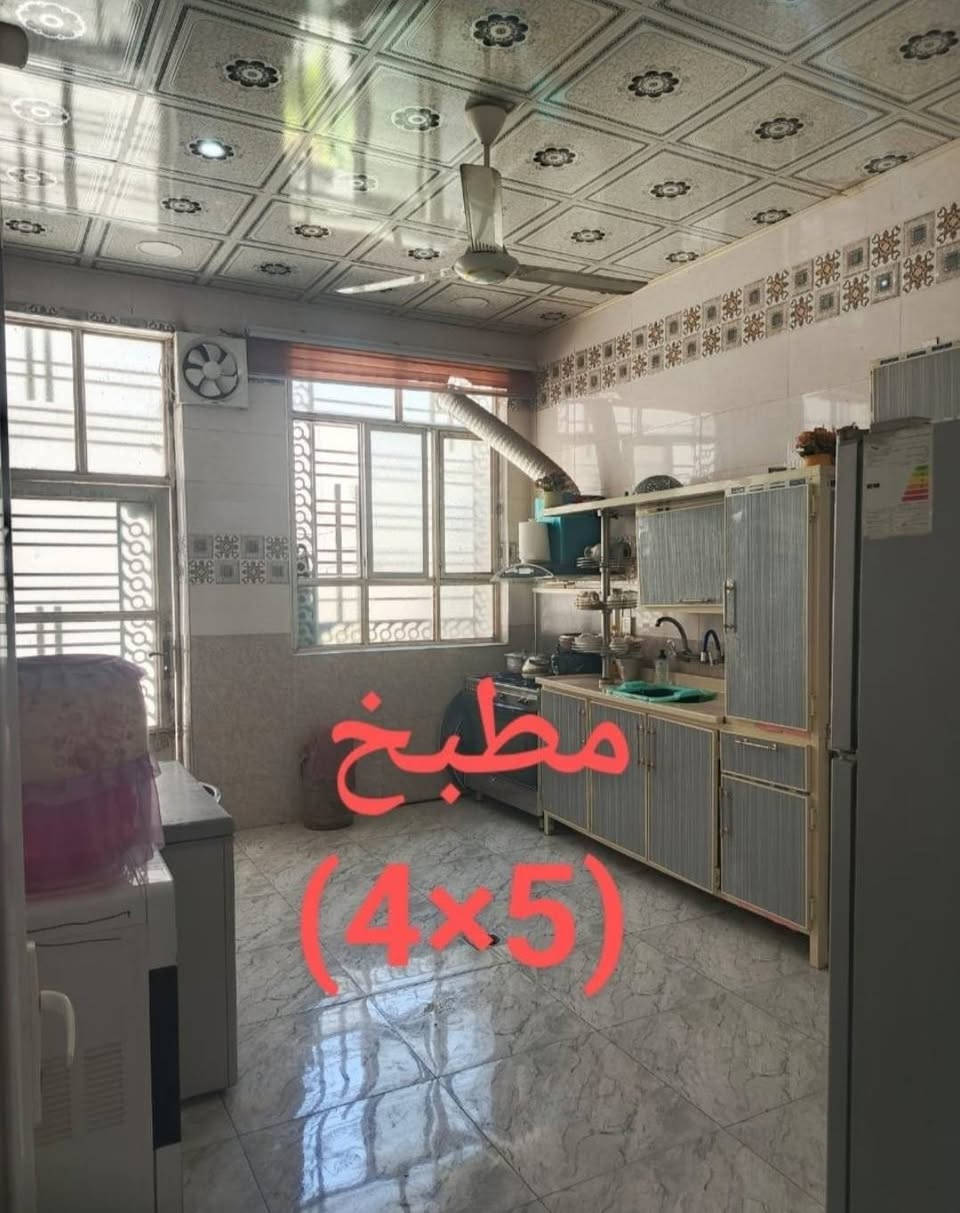 اللهم صل وسلم على سيدنا محمد وآل محمد
بيت ٣٠٠م للبيع كربلاء عل شارع بغداد مقابل حي  الزهراء جهة الدخول إلى كربلاء عمود ٥٢ يبعد عن الشارع العام ٨٠٠ متر تقريبا تبليط يوصل الباب البيت بحي التركمان البيت طابو بستنه سند ٢٥ إقرار محكمة واجهة البيت ٢١ والنزال ١٤ خدمات كاملة البيت يتكون من مضيف معزول بوحده هوه و الطارمه مالته مساحة الطارمه ٥ في ١٤  ومغاسله وبابه معزول وحده يستخدم لزوار مساحة المضيف ٥٠ متر ٥ في ١٠ البيت هم بابه يفتح عل الشارع يتكون من ٣ غرف نوم كل غرفه مساحتها ٢٠ متر ٥ في ٤ ومطبخ ٥ في ٤ وصاله ٧ في ٨ و فوك غرفة نوم ٥ في ٤ و صاله ٥ في ٥ البيت مابيه اي نقص بس لبخ الواجهيه الإتصال على *********** او على ***********
