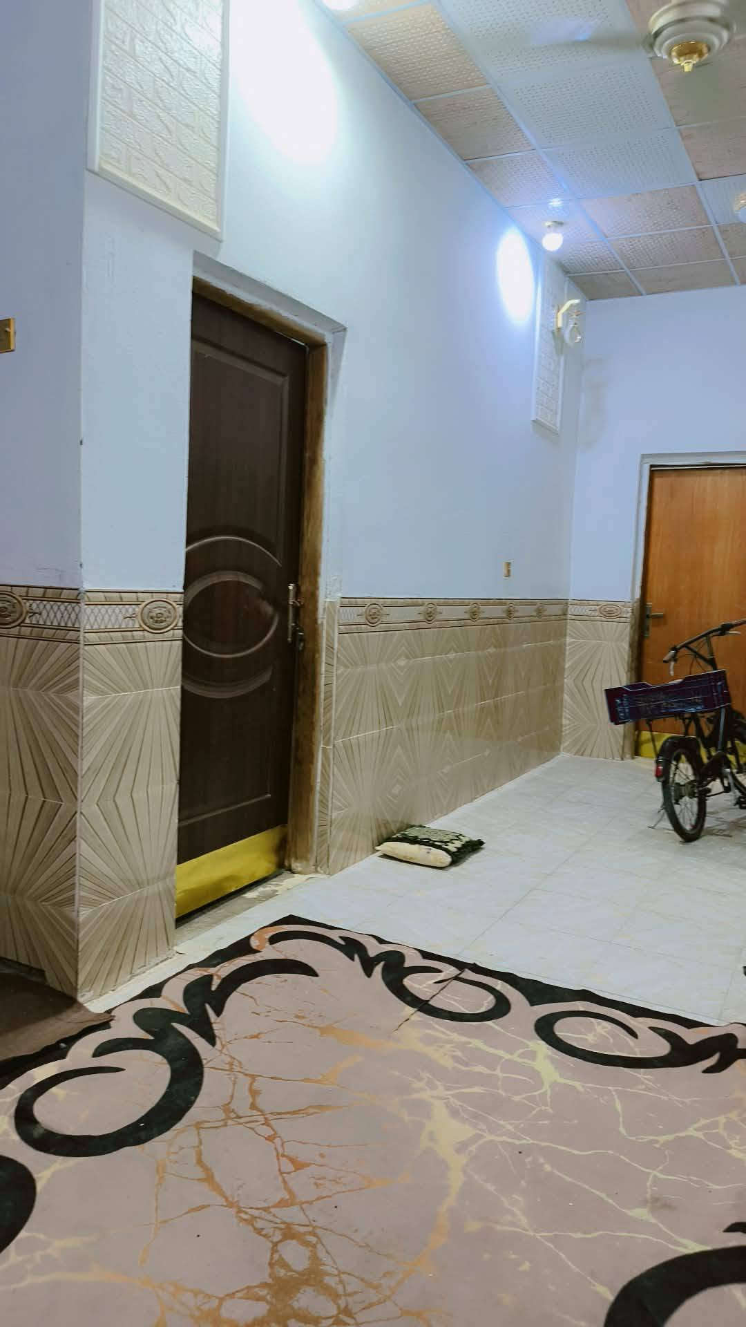 دار للببع خلف الملعب مساحه 140متر مسلح طابوك. غرفتين هول مطبخ براني ***********
