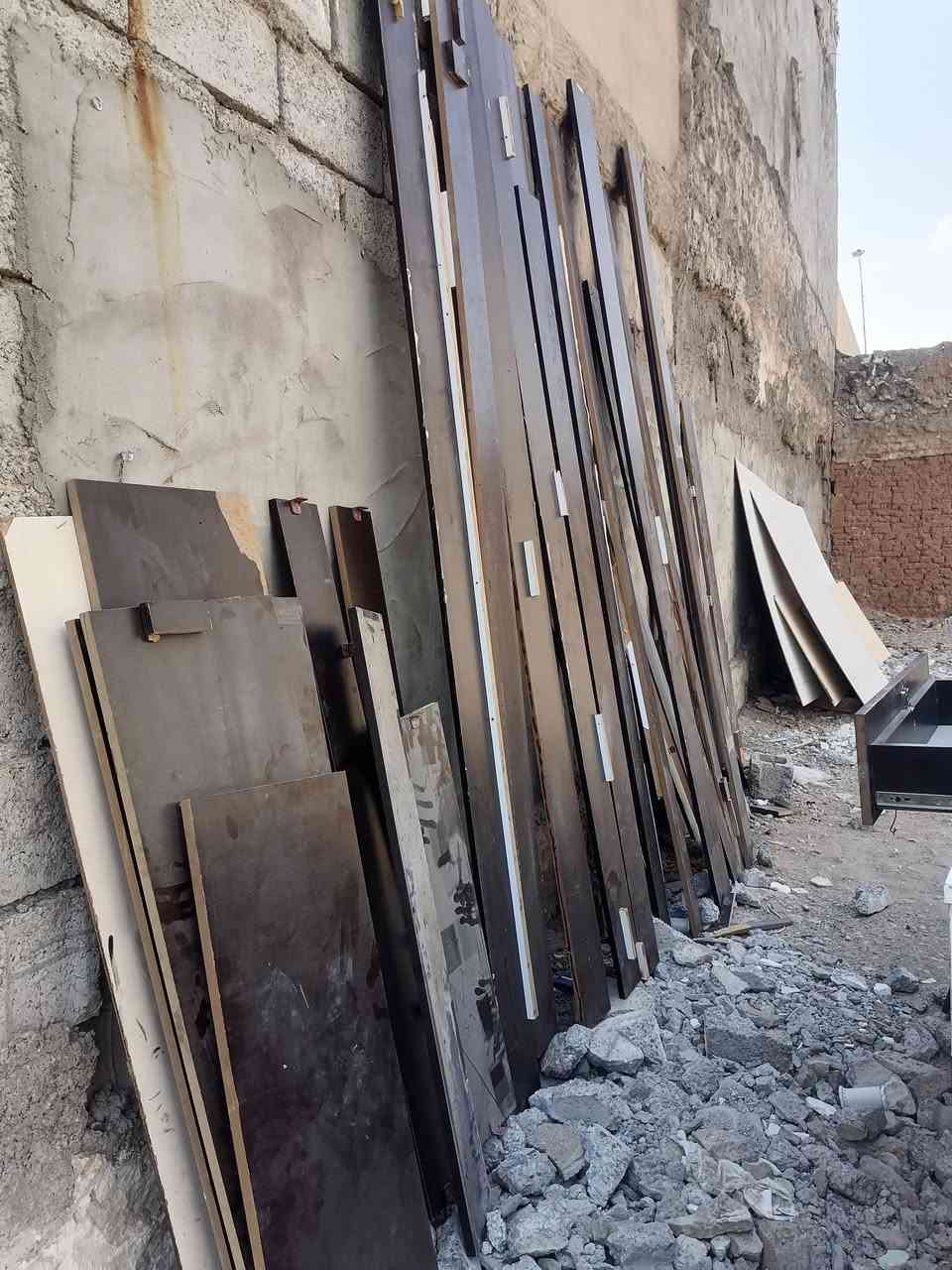 متاح رفوف مال محل موبايل ويه ميز عدد 2 ويه طبقات حايط بي قياس ٣امتارويه اخشاب عدد ٤٠ قطعة شلع ويه ٦٠ الف ***********
