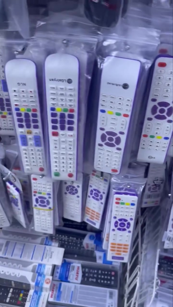 ⚡ ريموت ذكي يخلي التحكم أسهل وأسرع!
✨ مناسب لكل الشاشات بنظام أندرويد + TV Box + الحاسبات

🎯 مواصفات الريموت الذكي:
• 🖱️ ماوس Air Mouse – تحريك سلس ودقيق
• 🎤 بحث صوتي – تحكم بالأوامر الصوتية بكل سهولة
• ⌨️ كيبورد كامل – كتابة أسرع بدون تعب
• 🔌 متوافق مع:
– الشاشات الأندرويد
– أجهزة TV Box
– أجهزة الكمبيوتر (ويندوز – ماك – لابتوب)

🚚 سعر التوصيل: 5000 دينار لكل المحافظات

📲 تريد تطلب واحد؟
راسل الصفحة أو اتصل مباشرة:
📞 ***********

👇 خلي التحكم أسرع… وأذكى… وبمتناول إيدك اليوم!
