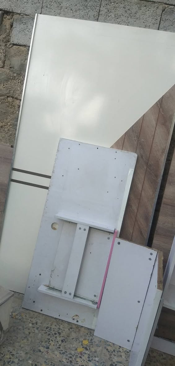 غرفه تركي تتكون من كنتور سلايد مع جربايه بيهه مخزن وملحقات الجربايه اثنين كوميدات
بدون ميز مرايهالسعر 200
 ***********
