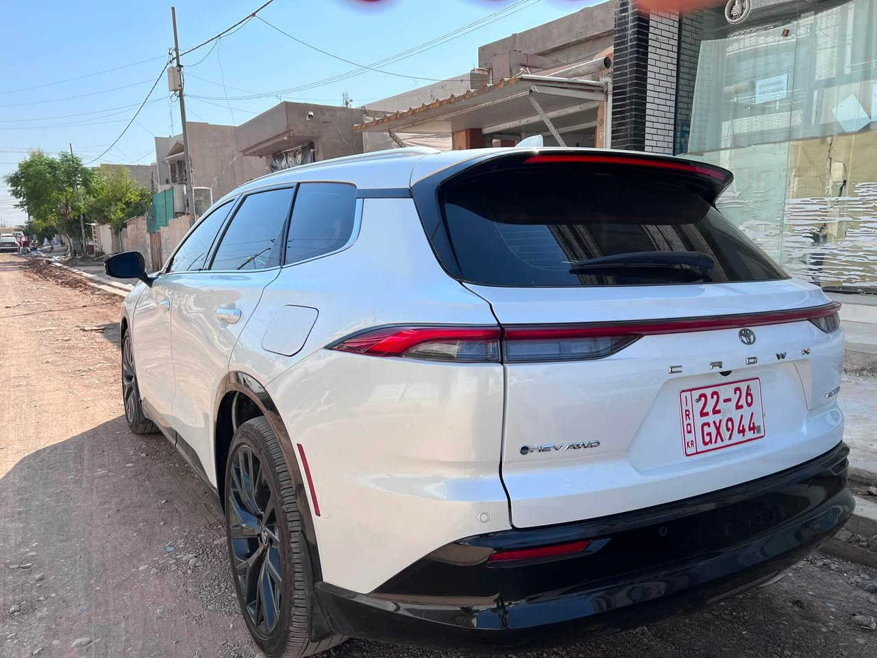 TOYOTA CROWN SIGNIA 2025 LIMITED
تۆیۆتا کراون سیگنا ٢٠٢٥ لیمیتید - فول مواسەفات
🔹 ژمارەی شانسی (VIN): ⁠JTDACAAJXS3010092⁠
🔹 ڕۆشتوو (کاتژمێر): ٣,٠٠٠ km (زۆر پاک و نوێیە)
🔹 سەربڕین و بۆیاغ (صبغ و تعديل):
 بۆیاغ: تەنها جاملغی پێشەوەی لای سایەق (کەمێک ژوورەوەی گرتووە).
 تعديل (PDR): جاملغی دواوەی لای سایەق لەگەڵ کەمێک لە بۆنیت.
✨ کورتەی گرنگترین مواسەفاتەکانی (Limited):
 مۆتۆر: ٢.٥ لیتر پێشڕەوی هایبرید (Hybrid AWD) - زۆر ئابووری لە بنزین.
 دیمەن: تایەی ٢١ ئینچ، گڵۆپی LED بەرز و نزم، بانی پۆنۆراما (Fixed Panoramic Roof).
 ناوخۆ: ساید و کوشینەکان بە تەواوی چەرم، کوشینەکانی پێشەوە و دواوە بە گەرمکەرەوە و ساردکەرەوە.
 سیستەمی دەنگ: JBL بە ١١ سپیکەر بەرزترین کوالێتی.
 سکرین: سکرینی ناوەڕاست ١٢.٣ ئینچ + شاشەی گێجەکان ١٢.٣ ئینچ دیجیتاڵی.
 سیستەمی سەلامەتی (Toyota Safety Sense 3.0): کامێرای ٣٦٠ پلە، ڕاداری پێشەوە و دواوە، دیاریکردنی هێڵی ڕێگا، خۆبژێوی لە ئیستۆپگرتن، خاڵی کوێر (BSM).
 تەکنەلۆژیا: Wireless Apple CarPlay & Android Auto، شەحنکەرەوەی بێوایەر (Wireless Charger).
📍 بۆ پەیوەندیکردن و زانیاری زیاتر: [***********] أربيل, العراق
