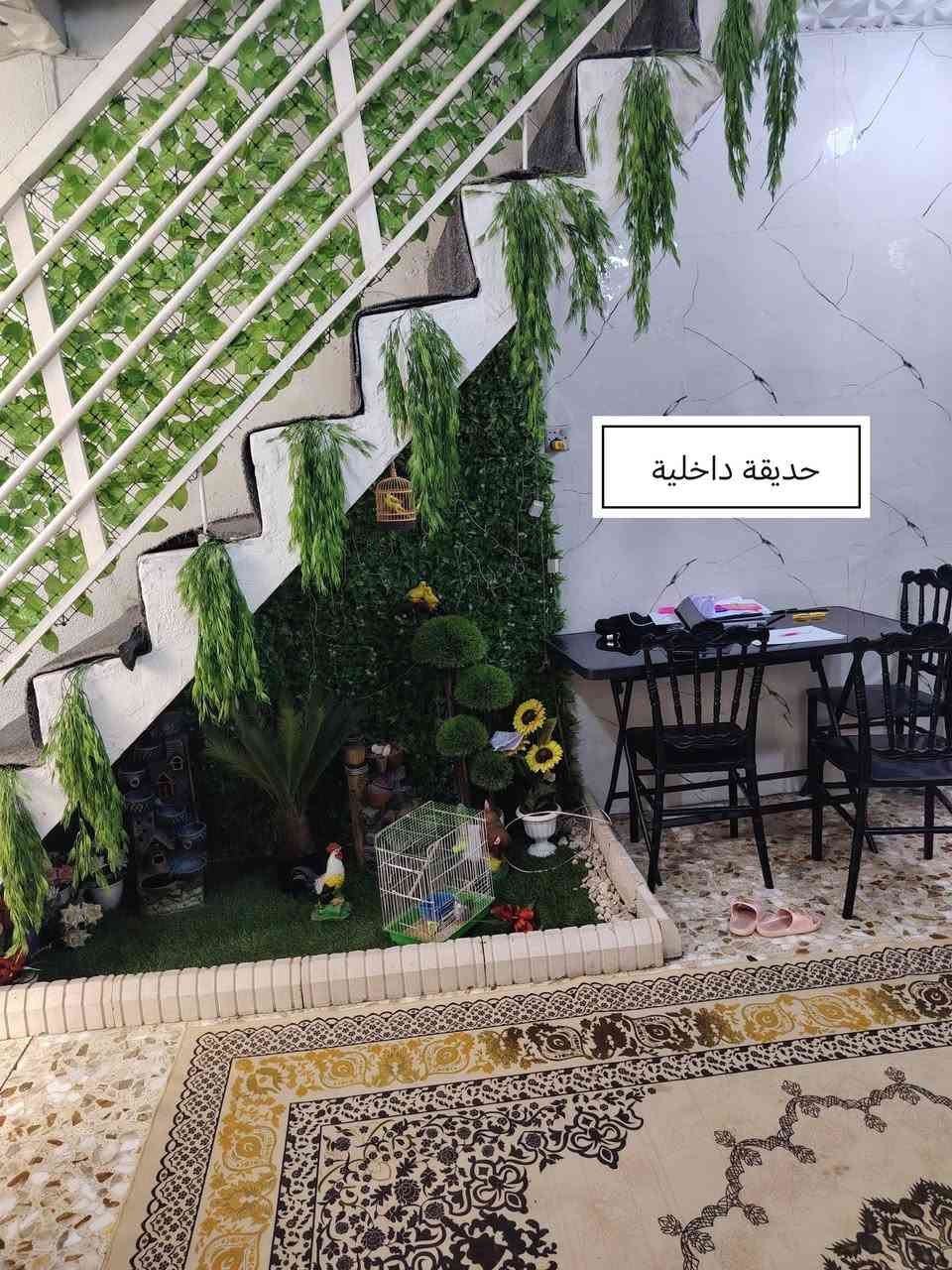 بيت 50  متر طابقين  للايجار  
الطابق الأول ( هول و مطبخ جبير وترك خلفي وصحيات) 
الطابق الثاني ( غرفتين وحده منهن بيها حمام وهول زغير بيناتهن )  لطفا كون عائلة زغيره و ايجاره  250  قفل  سكينه شارع شعلان ابو الغاز ع الشارع العام ***********

نص مكتوب في الصور:
- الهول
- حديقة داخلية
- ممر اتجاه الصحيات
- صحيات الطابق ١
- المطبخ
- باب الترك الخلفي
- حولي بين الغرفتين طابق ٢
- الدرج للطابق الثاني