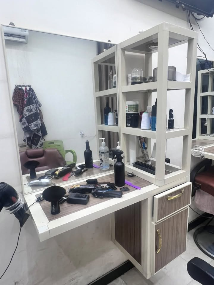 كراسي ٢ • ميوزه حلاقه ٢ • الشرطه الرابعه