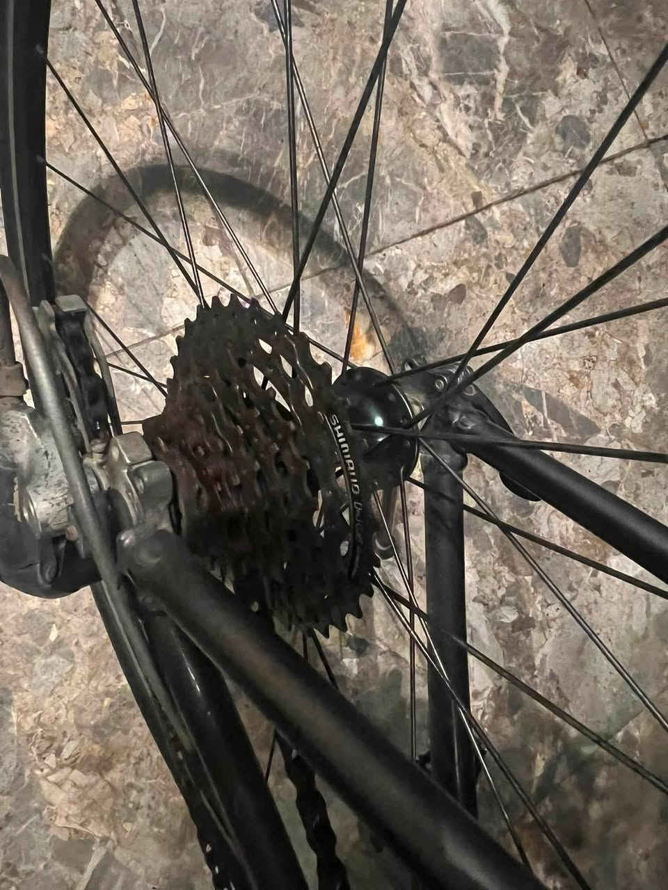 للبيع: بايسكل c700 حجم 27 رياضية/هجينة
 من الماركة العالمية الامريكية GIANT Escape 🚴‍♂️🔥
المواصفات:
 الماركة والنوع: Giant Escape (أصلية، معروفة بخفة الوزن، السرعة، والتحمل العالي).
 النظام الحركي: شيفترات وعتاد من نوع Shimano الأصلية لتبديل سرعات سلس ودقيق.
 الاستخدام: مثالية جداً للرياضة اليومية، التنقل السريع داخل المدينة، والمسافات الطويلة.
 المميزات المرفقة:
 قفل حماية حلزوني متين.
 ستاند (حامل) جانبي أساسي.
 كرسي مريح ومقود مصمم لراحة اليدين.
 الحالة: نظيفة وبحالة ممتازة وجاهزة للاستخدام الفوري بدون أي نواقص.
📍 الموقع: [الغزالية الهياكل]
💰 السعر: [ا240]
📞 للتواصل: [***********]
