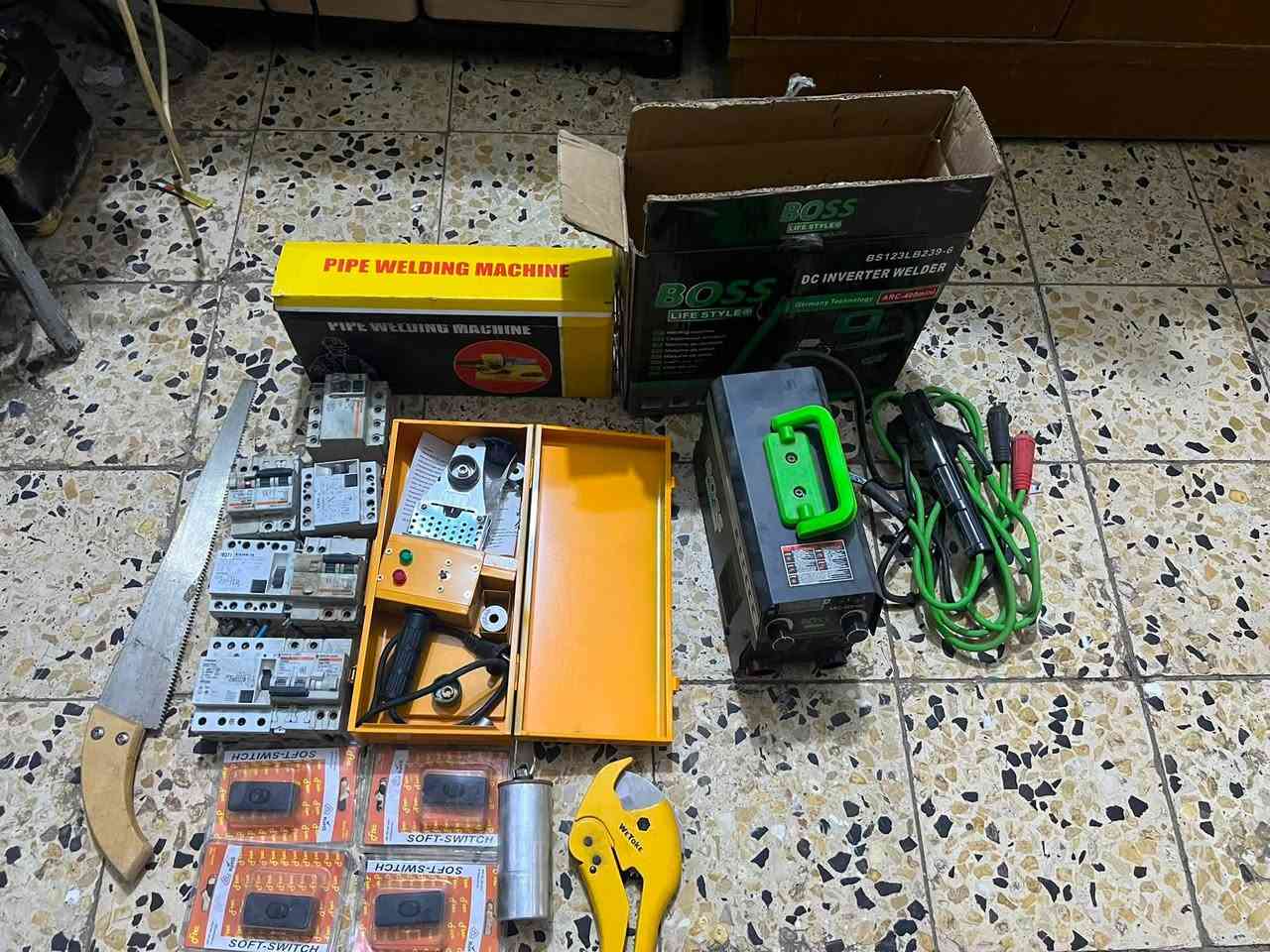 عليكم مكينه مال لحيم وكاويه وجوزات وبوردات للبيع +مكص اكو هواي غراض براغي ونتات للبيع مكان الامين الثانيه *********** شلع ١٣٠ قفل
