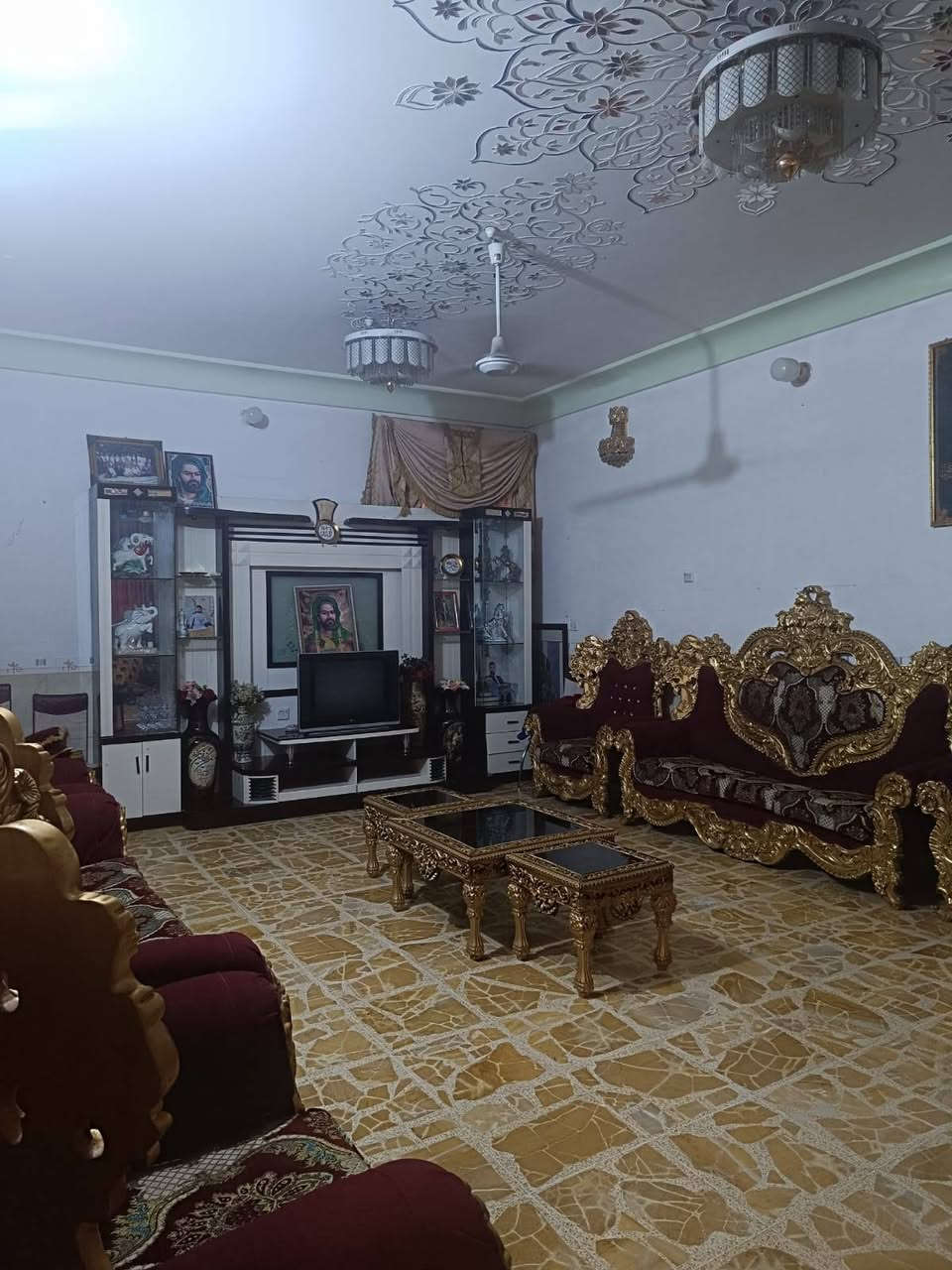 دار للبيع في حي الفرات مساحه ٣٠٠ بيت نضيف تفاصيل عل رقم ***********
مكتب سيدفارس العزام
