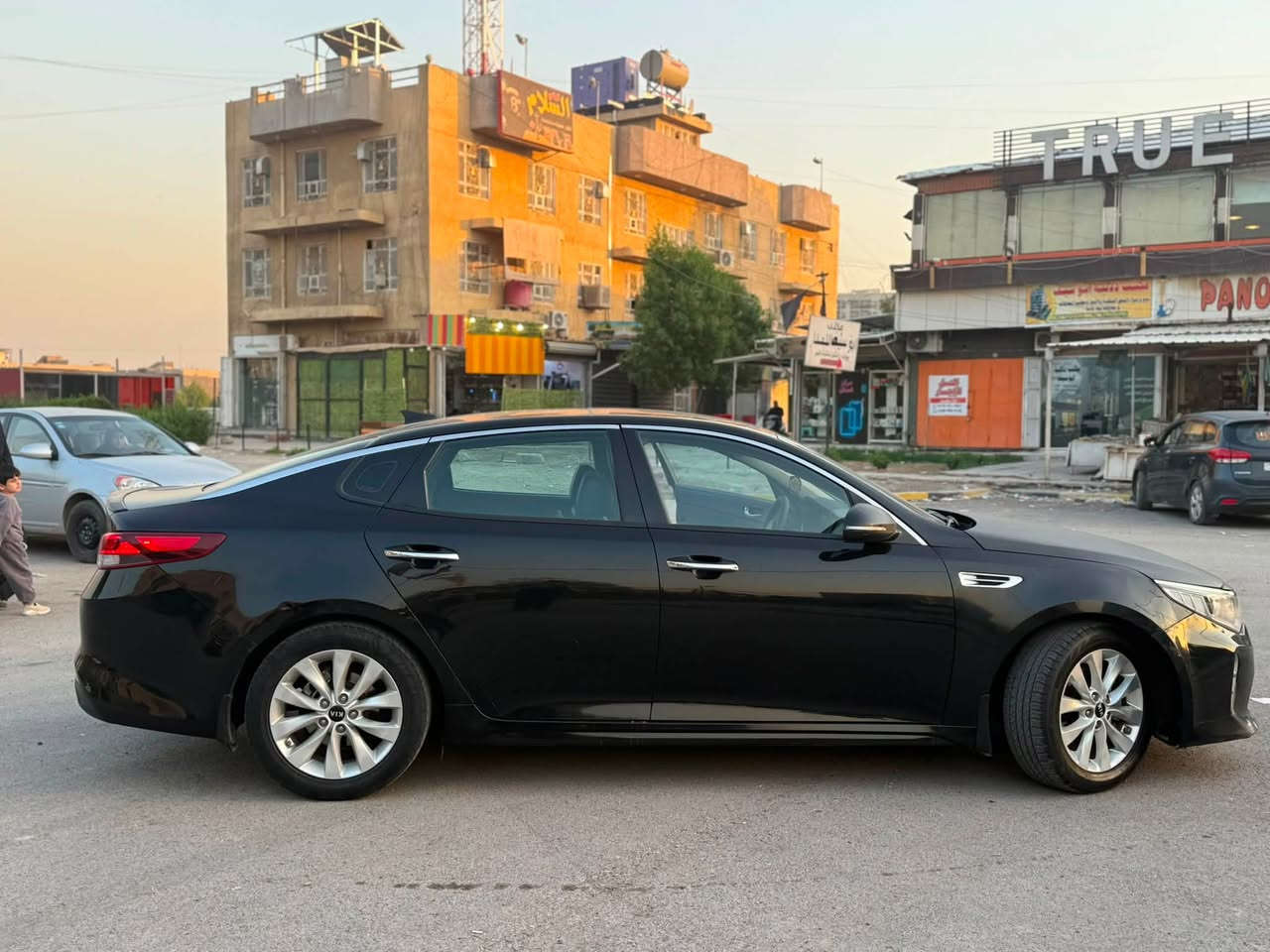 🚗 للبيع | كيا أوبتيما S موديل 2018
▪️ الموديل: 2018
▪️ الفئة: S
▪️ المحرك: 2.4 GDI
▪️ اللون: أسود
▪️ الممشى: 98 ألف ميل

✨ المواصفات:
✅ سقف بانوراما
✅ تشغيل ودخول ذكي (بصمة) تحوير
✅ كاميرا خلفية
✅ رادارات جانبية
✅ شاشة
✅ كشن سائق كهرباء
✅ابل كار بلاي

🔧 الصيانة:
✅ تخم تايرات جديد تم تبديله.
✅ بطارية جديدة.
✅ عبوة (منظومة) الفويل بمب جديدة.
✅ كفالة المحرك والكير.

📌 حالة السيارة:

* قطعتين صبغ فقط (البنيد والجاملغ الأيمن) بسبب حادث سطحي.
* بدون أي دواخل، والراديتر والبراكيت خلف الدعامية وكالة ولم تتضرر.
* السيارة نظيفة 
* الفحص مسموح بأي مكان يختاره المشتري.
 السعر: 135  (قابل للتفاوض بعد المعاينة).

📞 ، التواصل على الخاص أو الاتصال. “***********

الله يبارك للبائع والمشتري.
