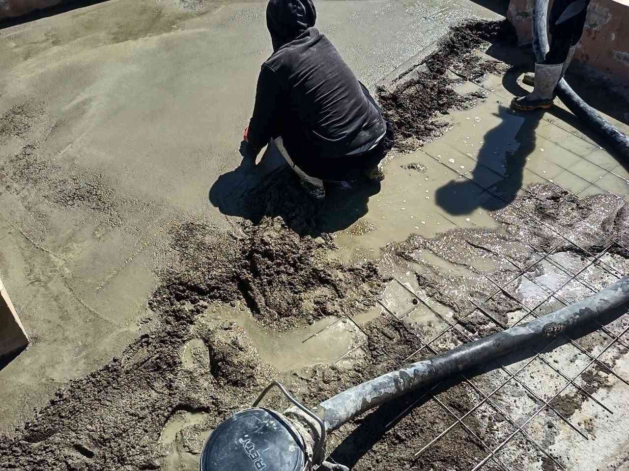 منازل للمقاولات والصيانة العامة عمل (شاب) تعديل منسوب السطح للتخلص من الحفر والانحناءات في سطح المنزل وتجهيزه لمرحلة العزل المائي و الحراري
 #عزل_اسطح #عزل_حراري #عزل
