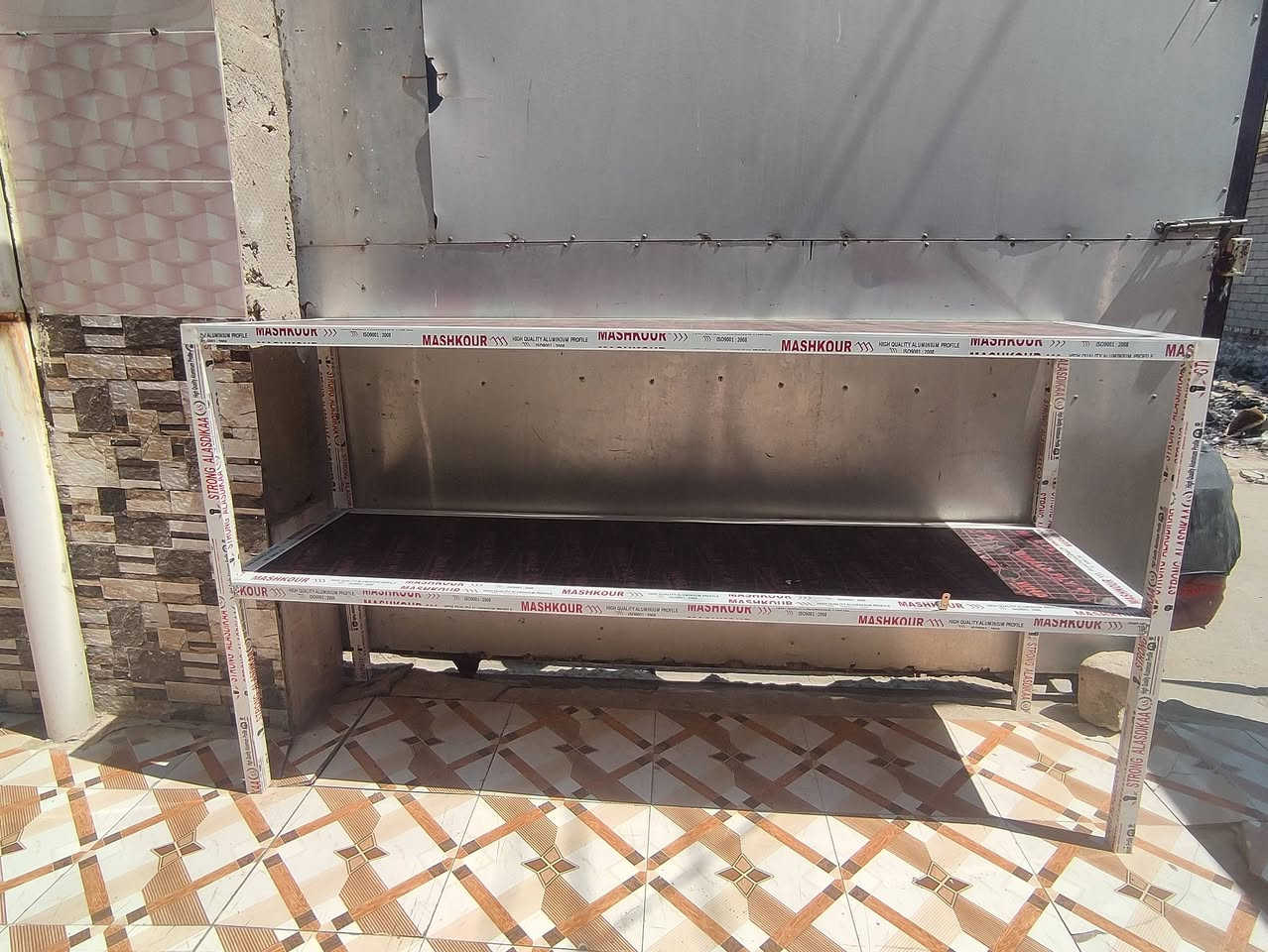 ميز جديد طول 2 متر ارتفاع متر قيم وأخذ 
رقم ***********
